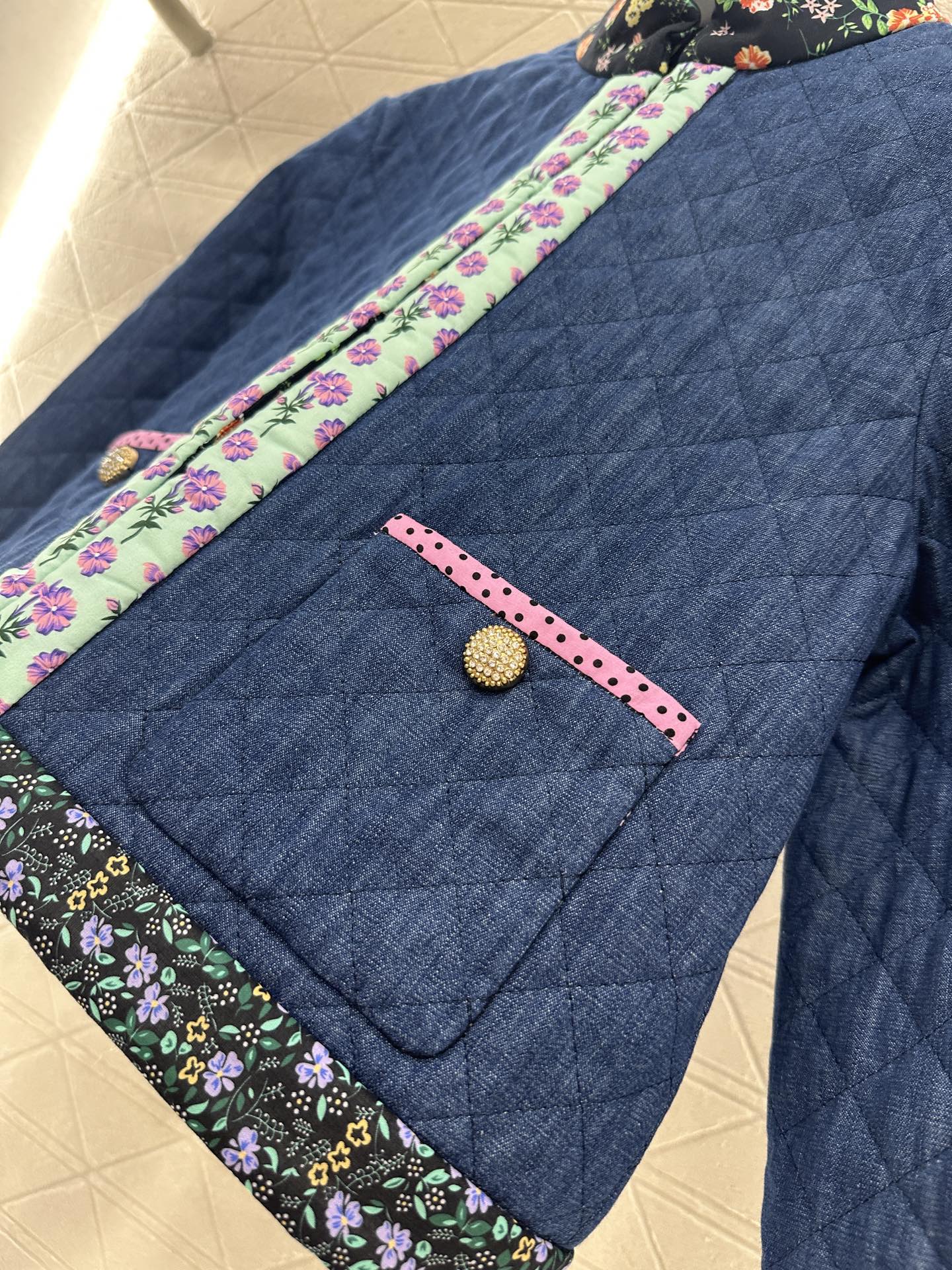 ♥Valentin*♥2025新品上架
     菱格碎花拼接羽绒棉服
定制YB斜纹全棉牛仔材质 提升秋