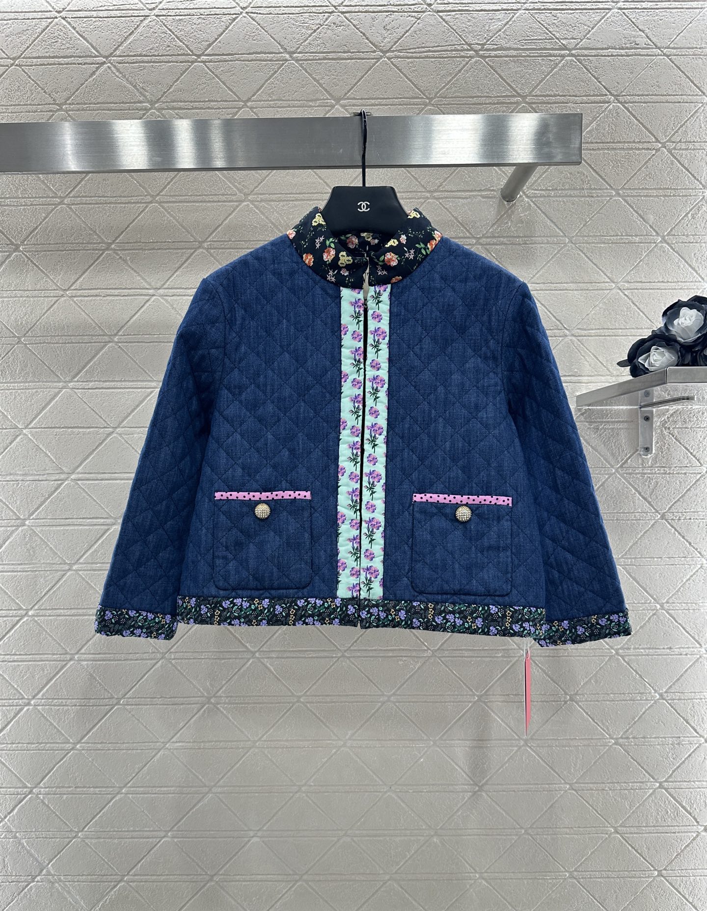 ♥Valentin*♥2025新品上架
     菱格碎花拼接羽绒棉服
定制YB斜纹全棉牛仔材质 提升秋