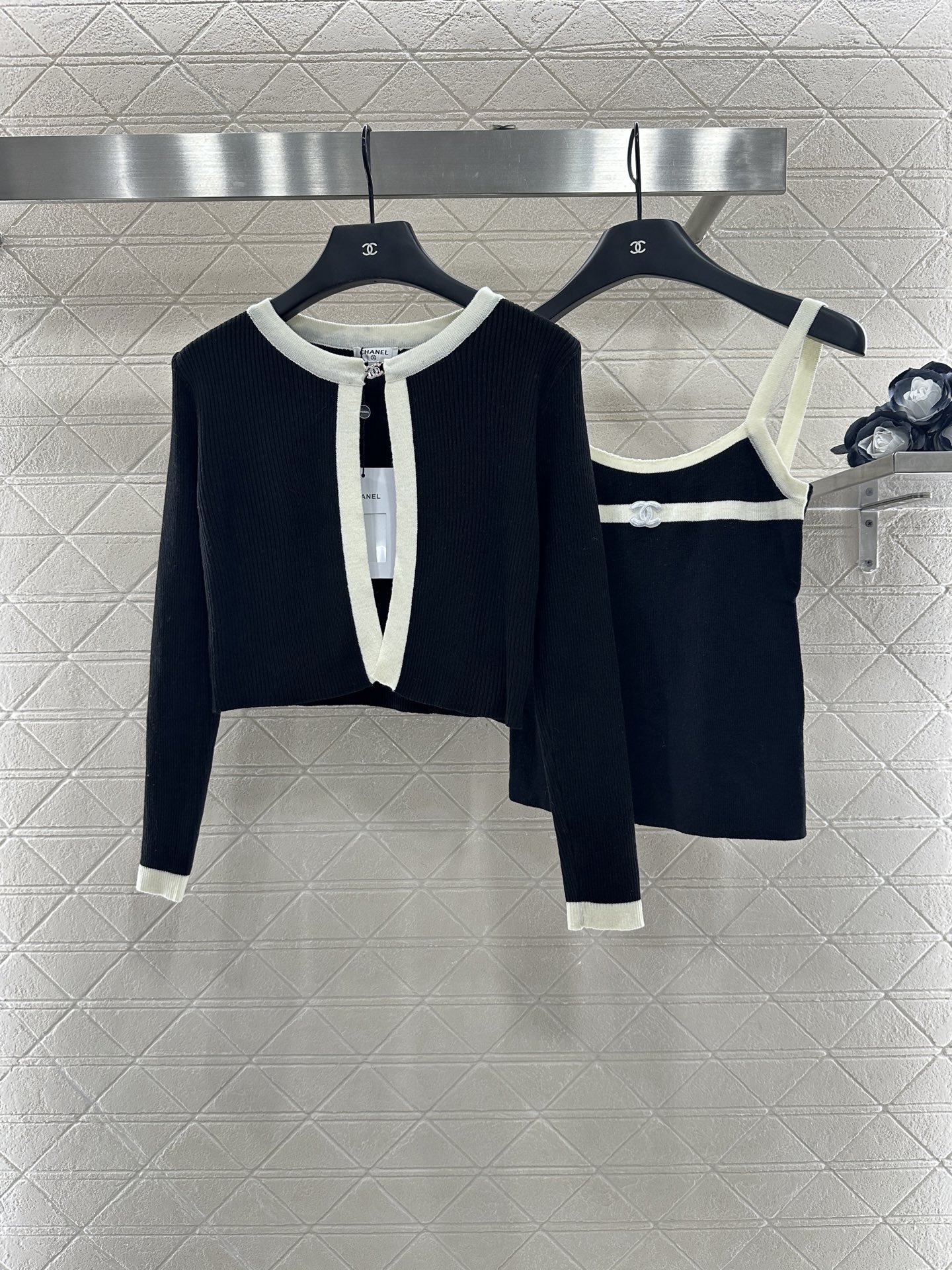 Elegante Conjunto de Cárdigan y Top de Tirantes Chanel en Lana Premium