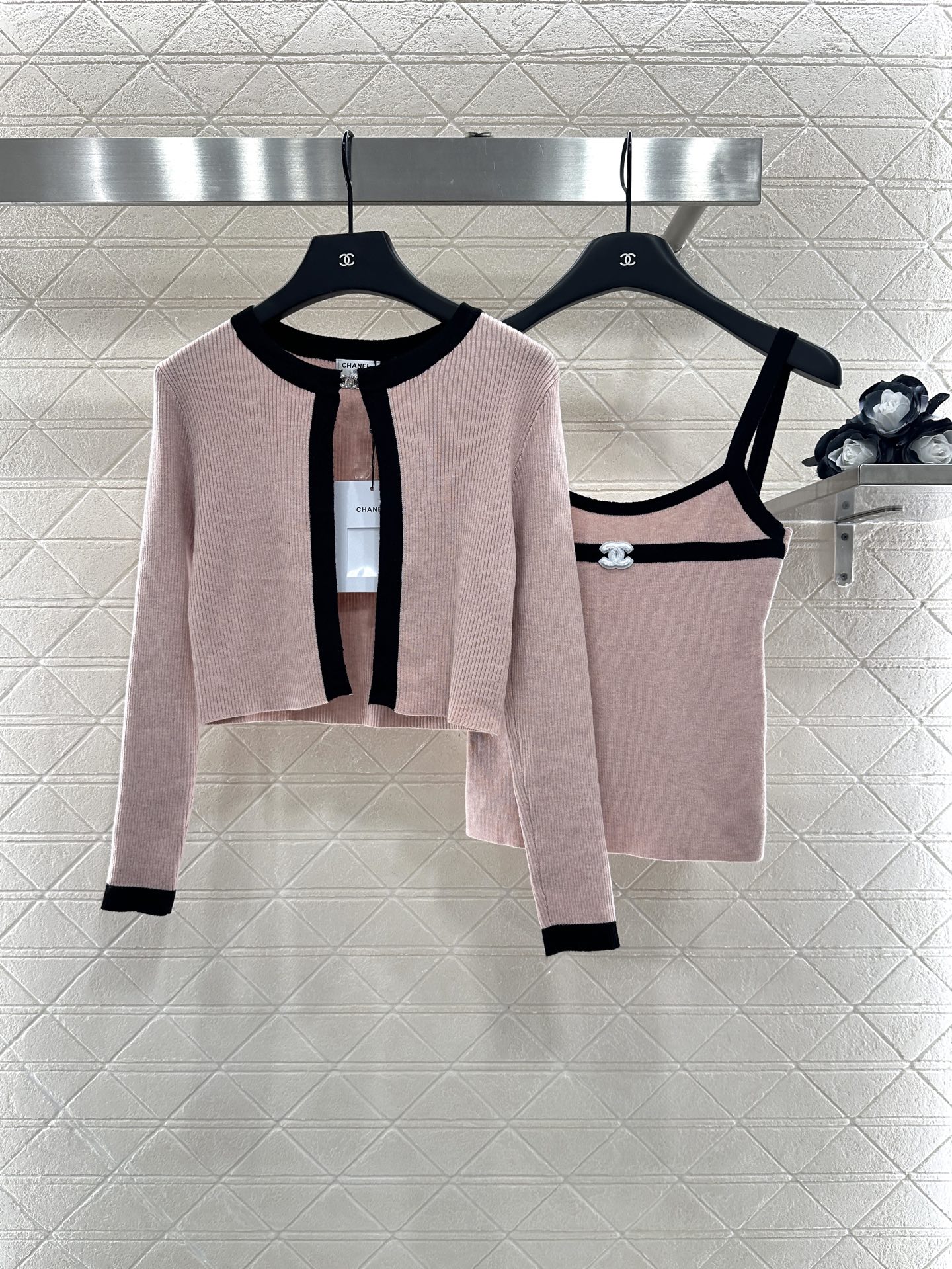 Elegante gebreide tweedelige set van Chanel met topje en vest in roze