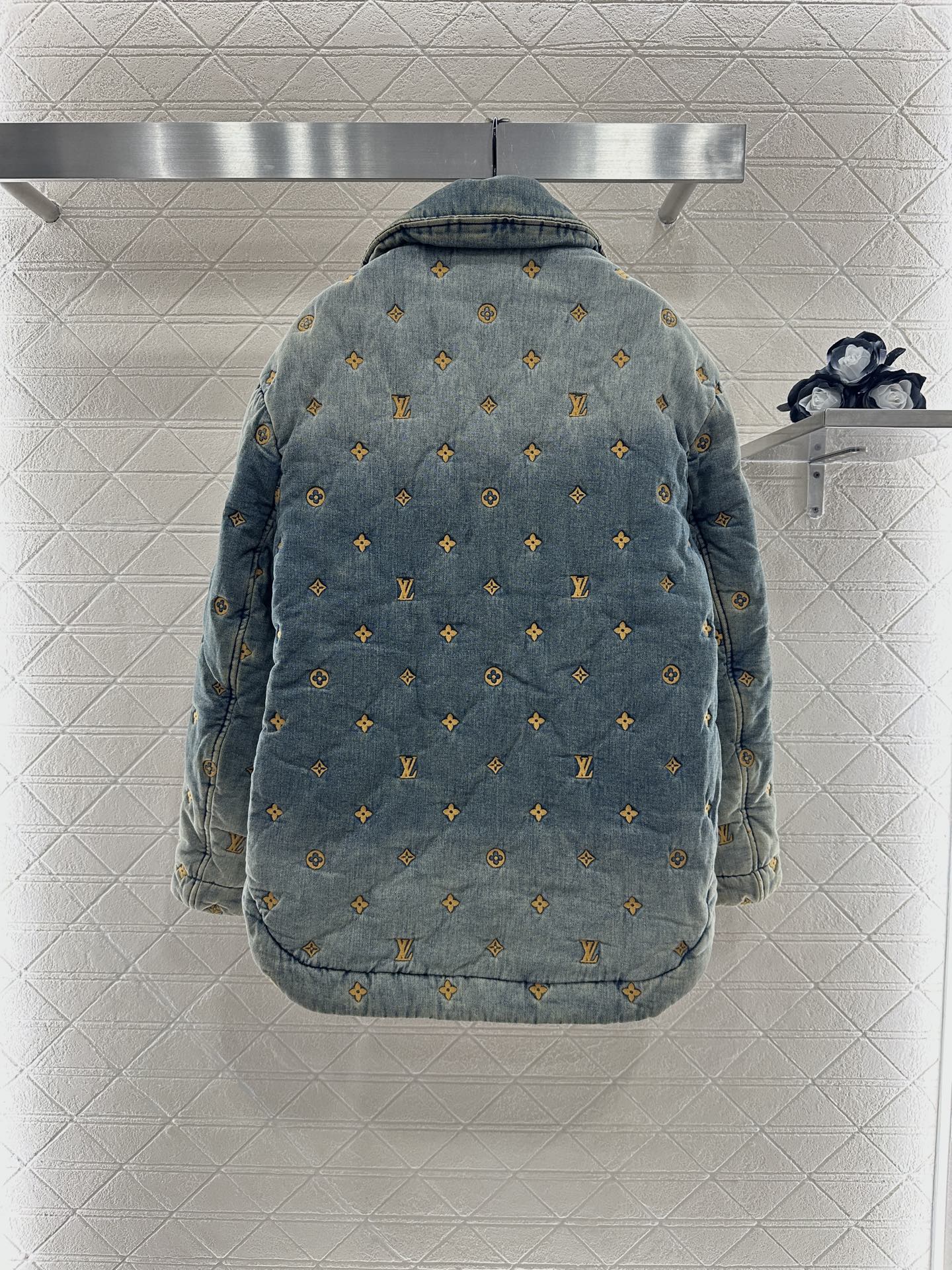 ♥Louis vuitto*♥2025新品上架
      提花棉服牛仔外套
定制YB斜纹棉牛仔材质 多