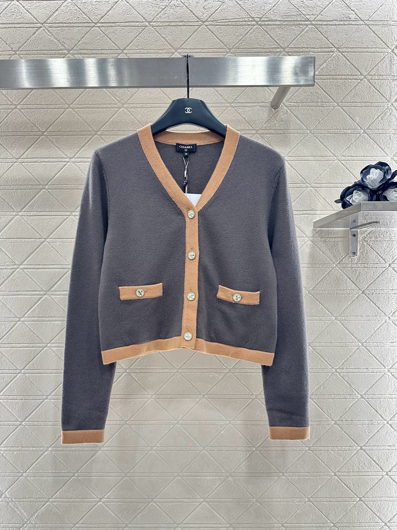 Chanel 2025 New Color Block Knit Cardigan, High-End Wool, Elegant V-Neck