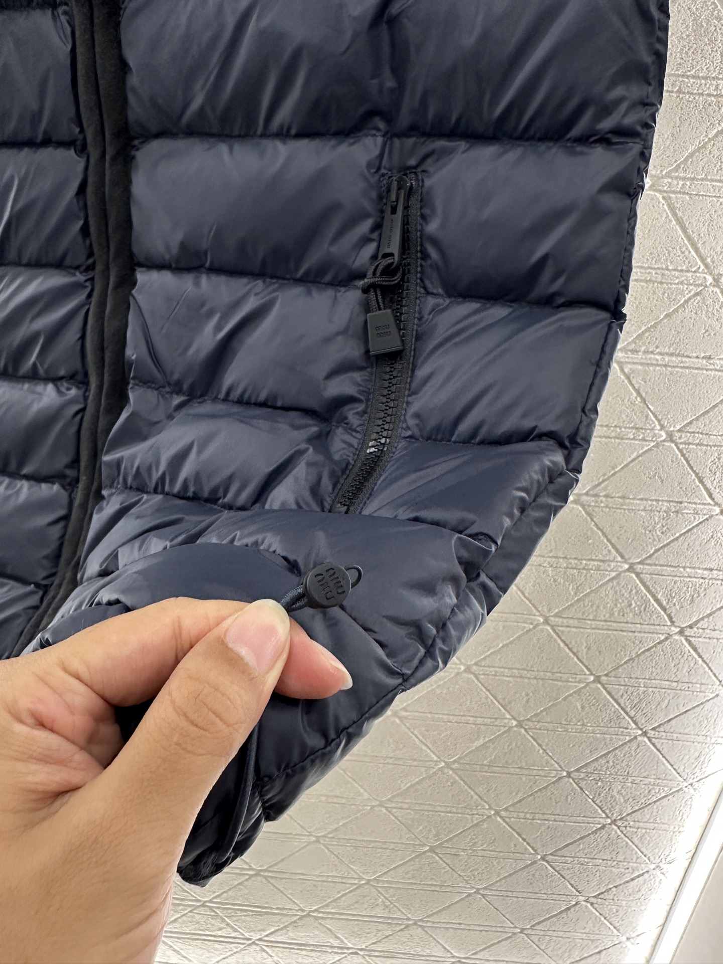 ♥Miumi*♥2025新品上架
       立领棉服马甲
定制YB防风防水尼龙材质 羽绒棉填充内里 