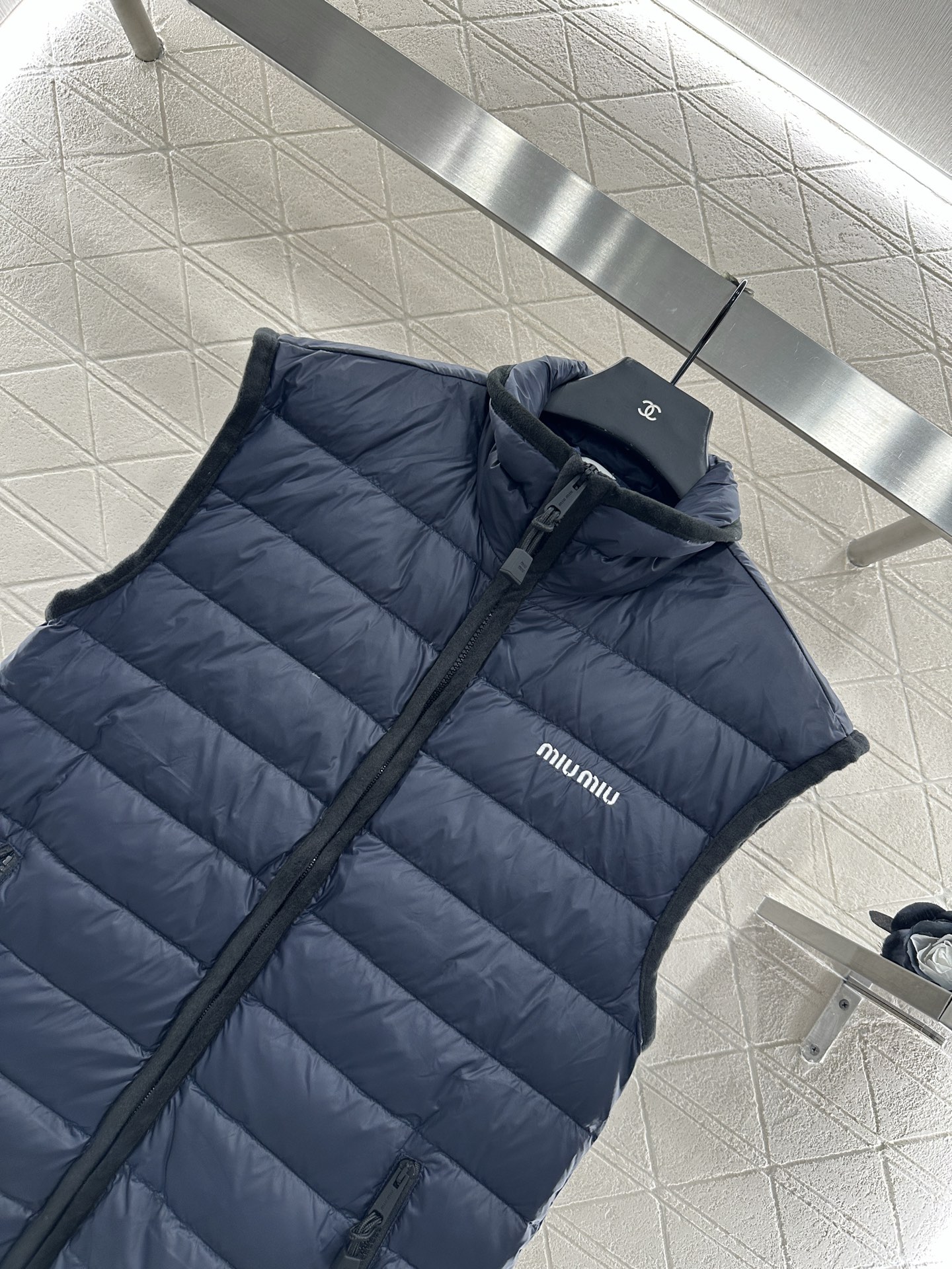 ♥Miumi*♥2025新品上架
       立领棉服马甲
定制YB防风防水尼龙材质 羽绒棉填充内里 