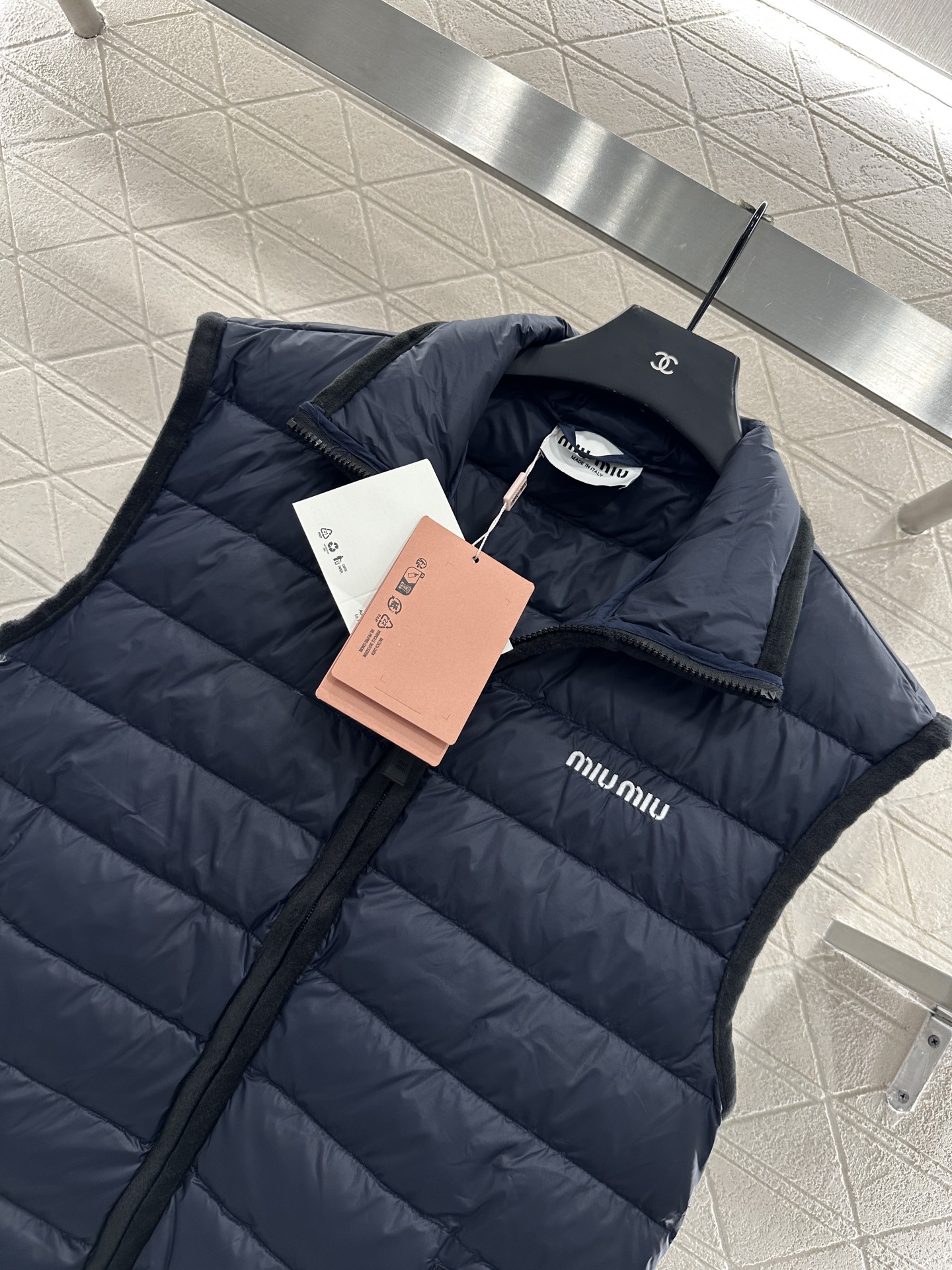 ♥Miumi*♥2025新品上架
       立领棉服马甲
定制YB防风防水尼龙材质 羽绒棉填充内里 