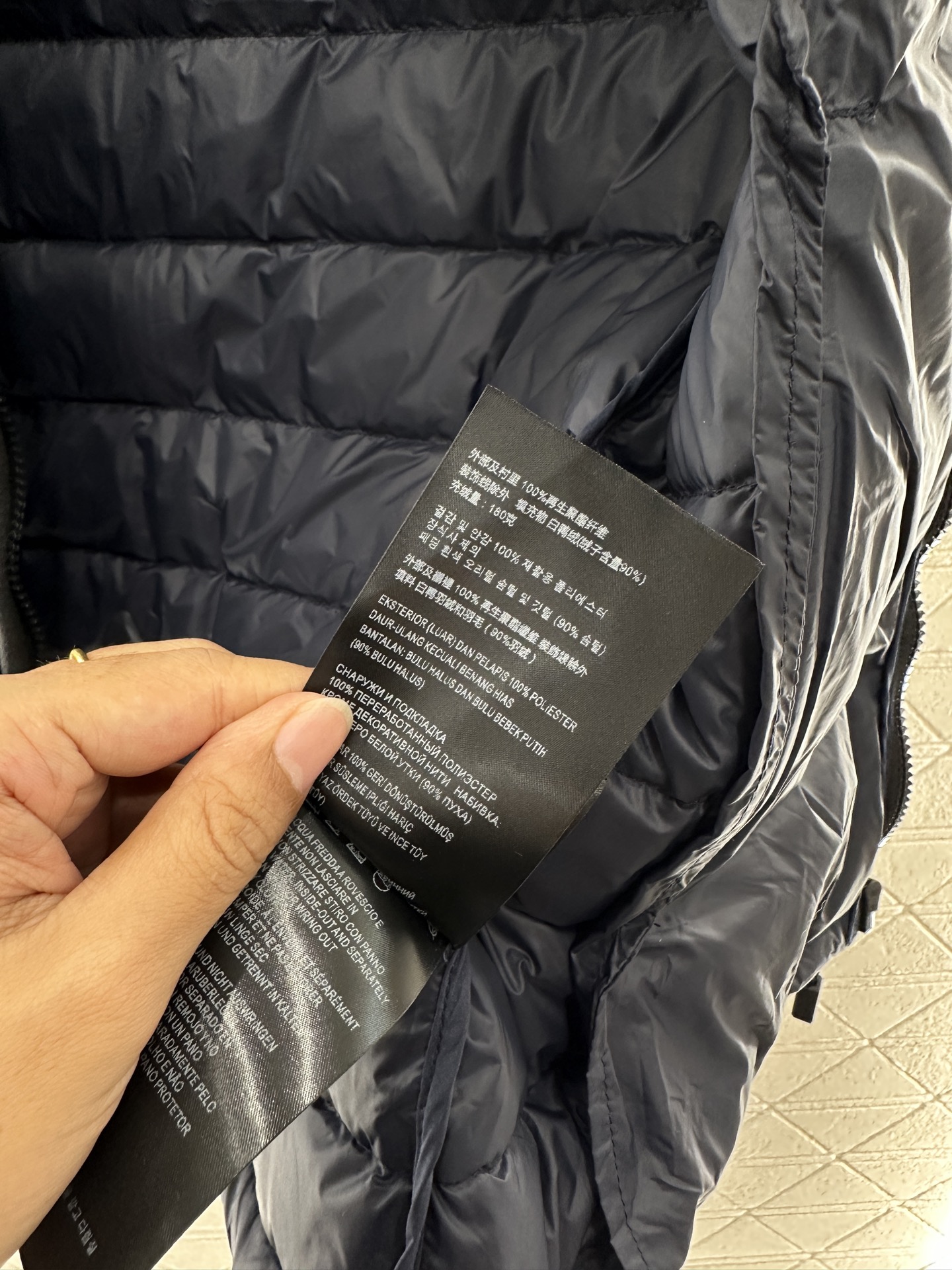 ♥Miumi*♥2025新品上架
       立领棉服马甲
定制YB防风防水尼龙材质 羽绒棉填充内里 