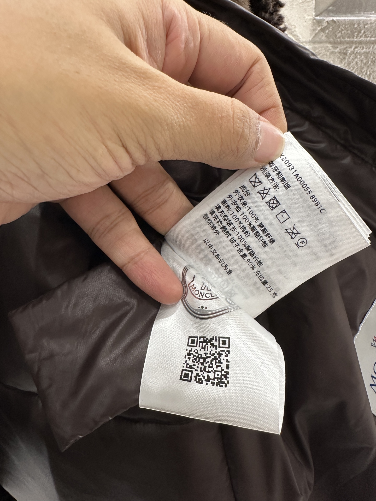 ♥Moncle♥2025新品上架
   泰迪毛绒按扣羽绒外套
前幅外层饰以泰迪毛绒材质 质感柔软舒适 躯