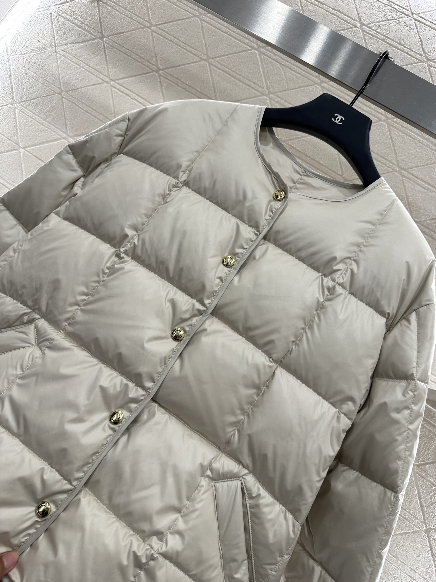 ♥Moncle*♥2025新品上架
     方格系带圆领羽绒服
定制YB进口防风防水尼龙材质 其工艺还