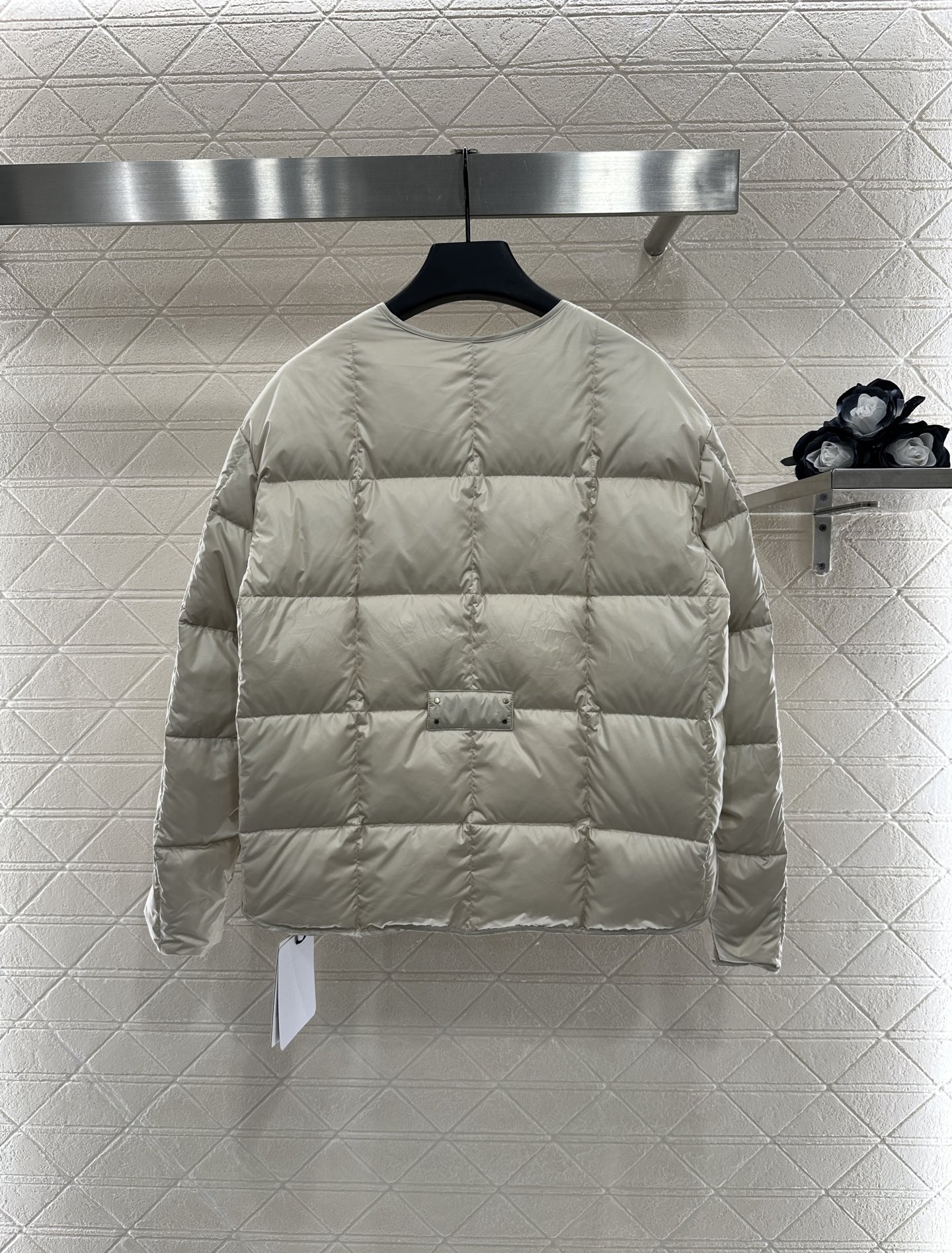 ♥Moncle*♥2025新品上架
     方格系带圆领羽绒服
定制YB进口防风防水尼龙材质 其工艺还