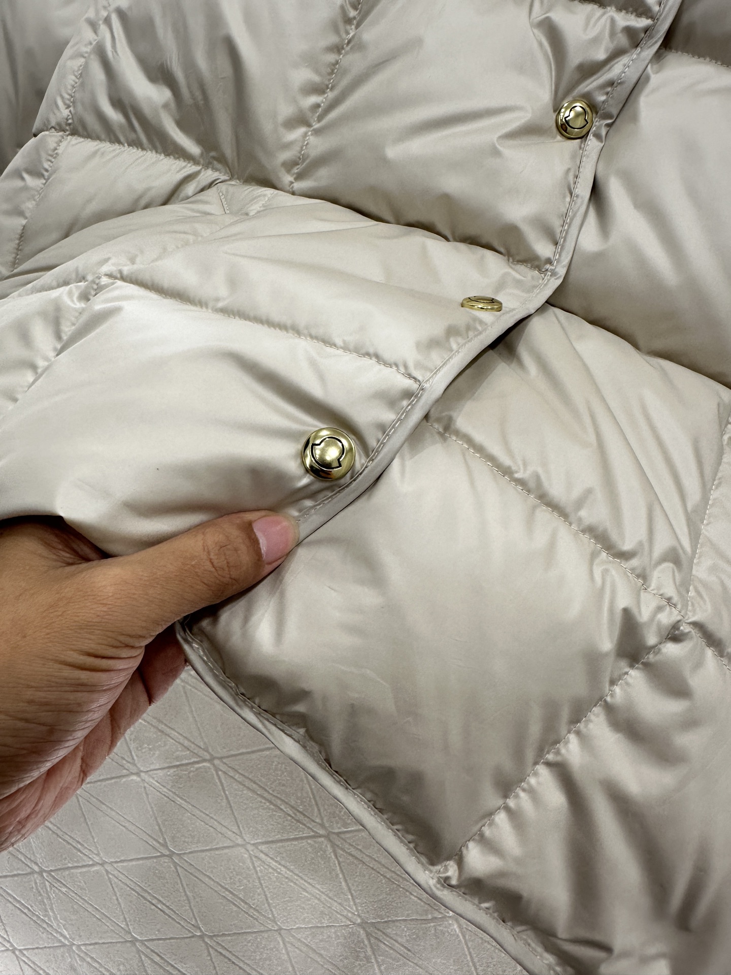 ♥Moncle*♥2025新品上架
     方格系带圆领羽绒服
定制YB进口防风防水尼龙材质 其工艺还