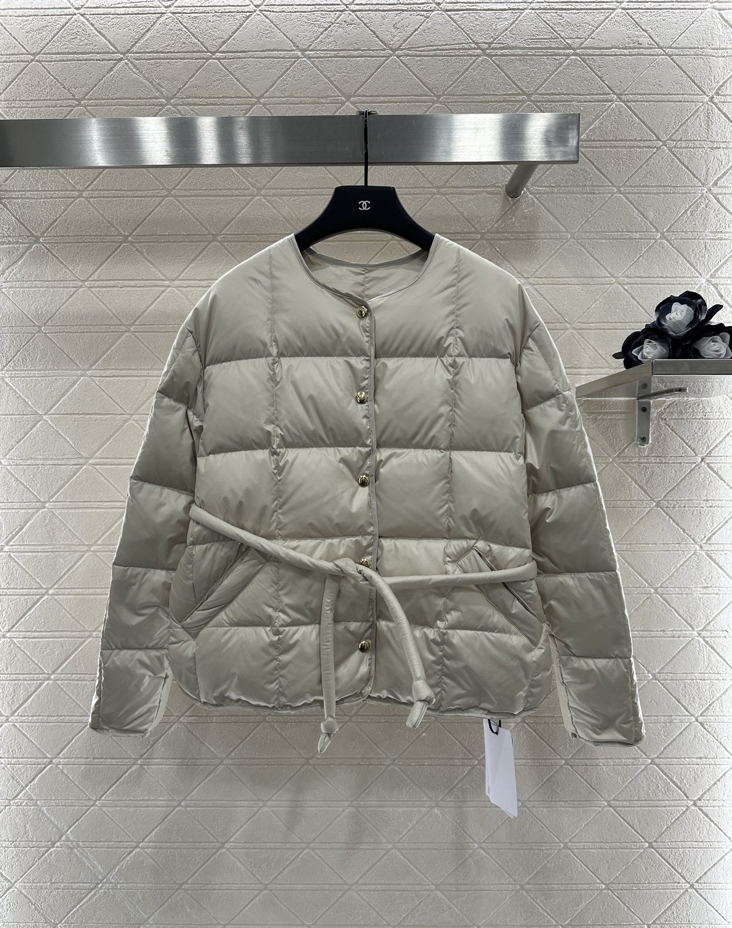 ♥Moncle*♥2025新品上架
     方格系带圆领羽绒服
定制YB进口防风防水尼龙材质 其工艺还