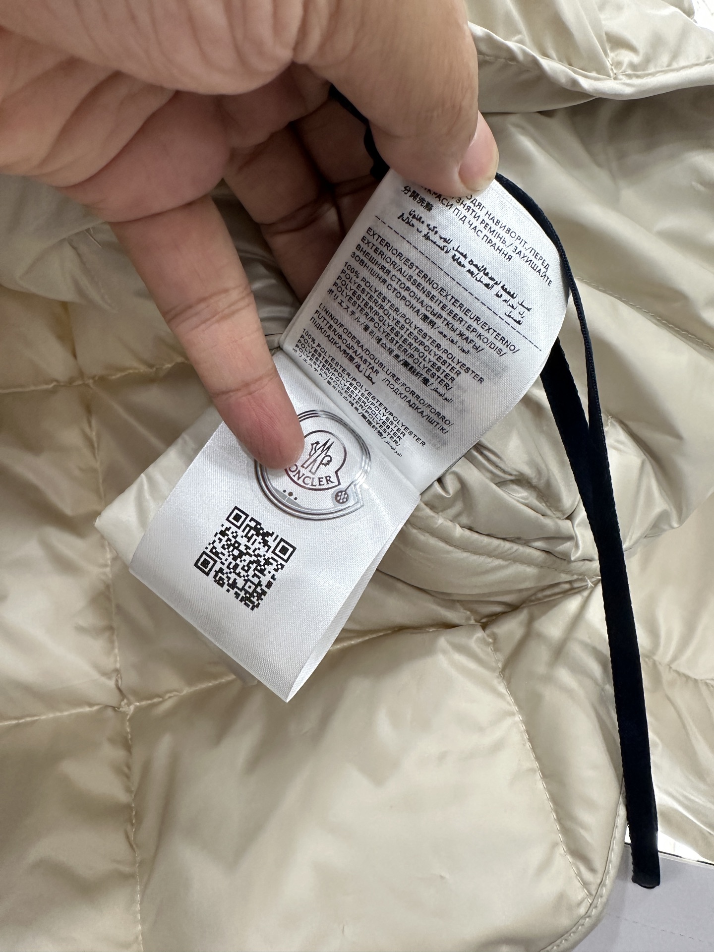 ♥Moncle*♥2025新品上架
     方格系带圆领羽绒服
定制YB进口防风防水尼龙材质 其工艺还
