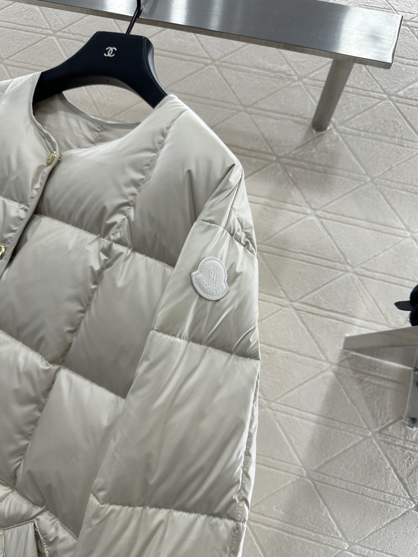 ♥Moncle*♥2025新品上架
     方格系带圆领羽绒服
定制YB进口防风防水尼龙材质 其工艺还