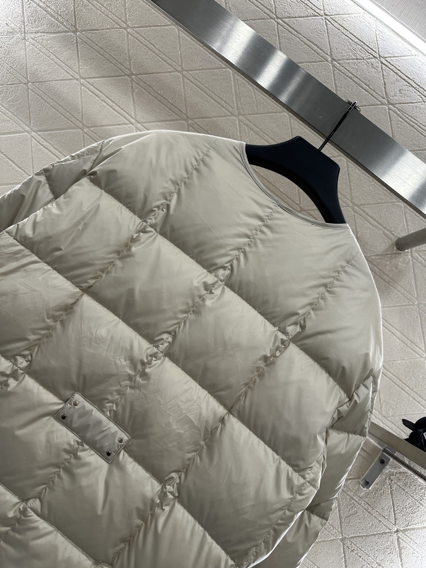 ♥Moncle*♥2025新品上架
     方格系带圆领羽绒服
定制YB进口防风防水尼龙材质 其工艺还