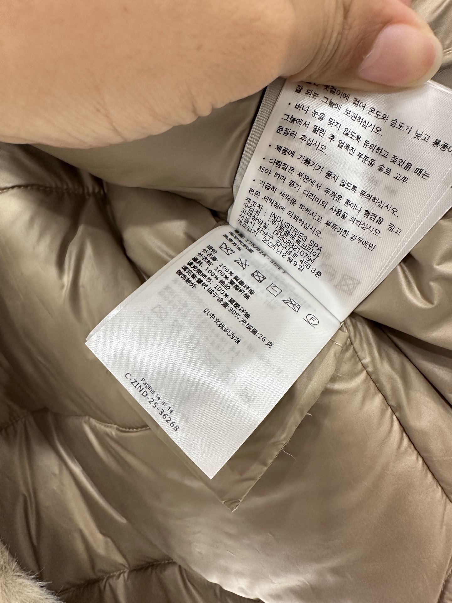 ♥Moncle♥2025新品上架
   泰迪毛绒按扣羽绒马甲
前幅外层饰以泰迪毛绒材质 质感柔软舒适 立