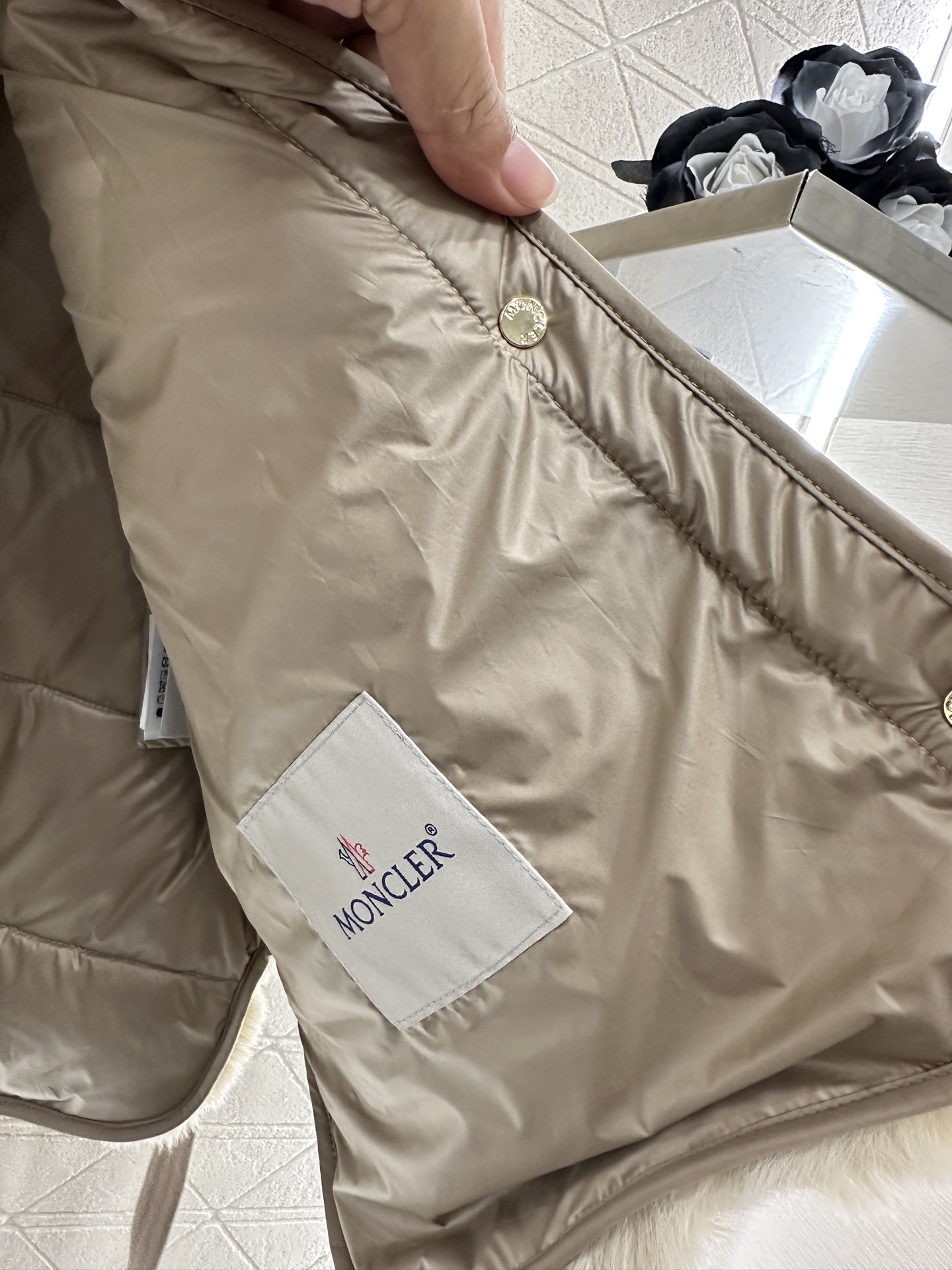 ♥Moncle♥2025新品上架
   泰迪毛绒按扣羽绒马甲
前幅外层饰以泰迪毛绒材质 质感柔软舒适 立