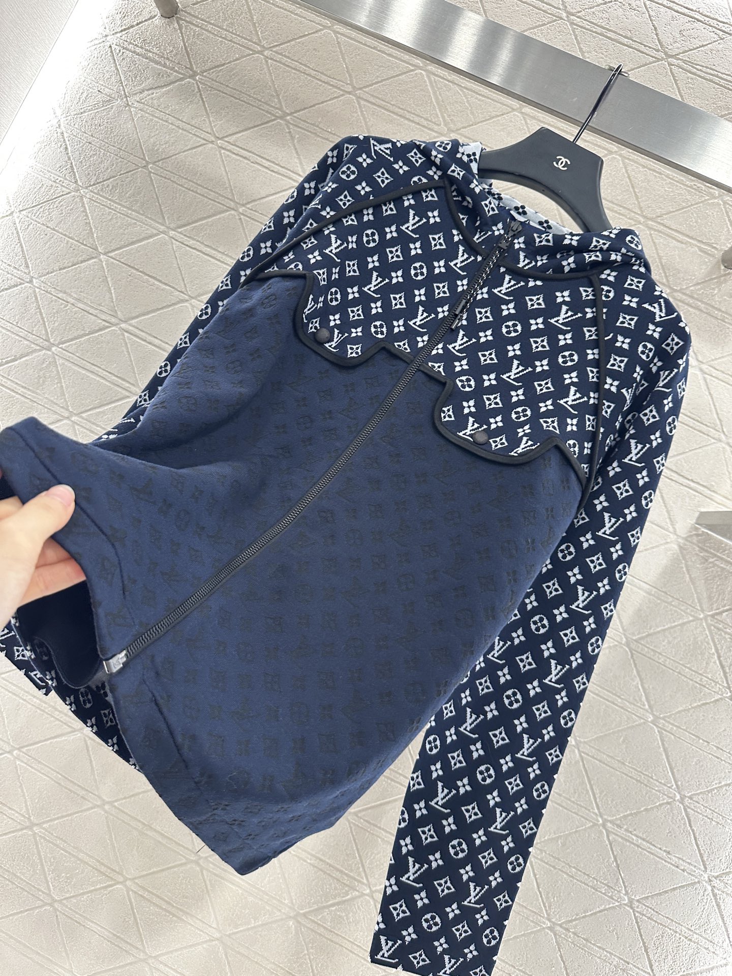 ♥Louis Vuitto*♥2025新品上架
    拼接提花连帽针织外套
定制YB丝绵纱线织造 质感