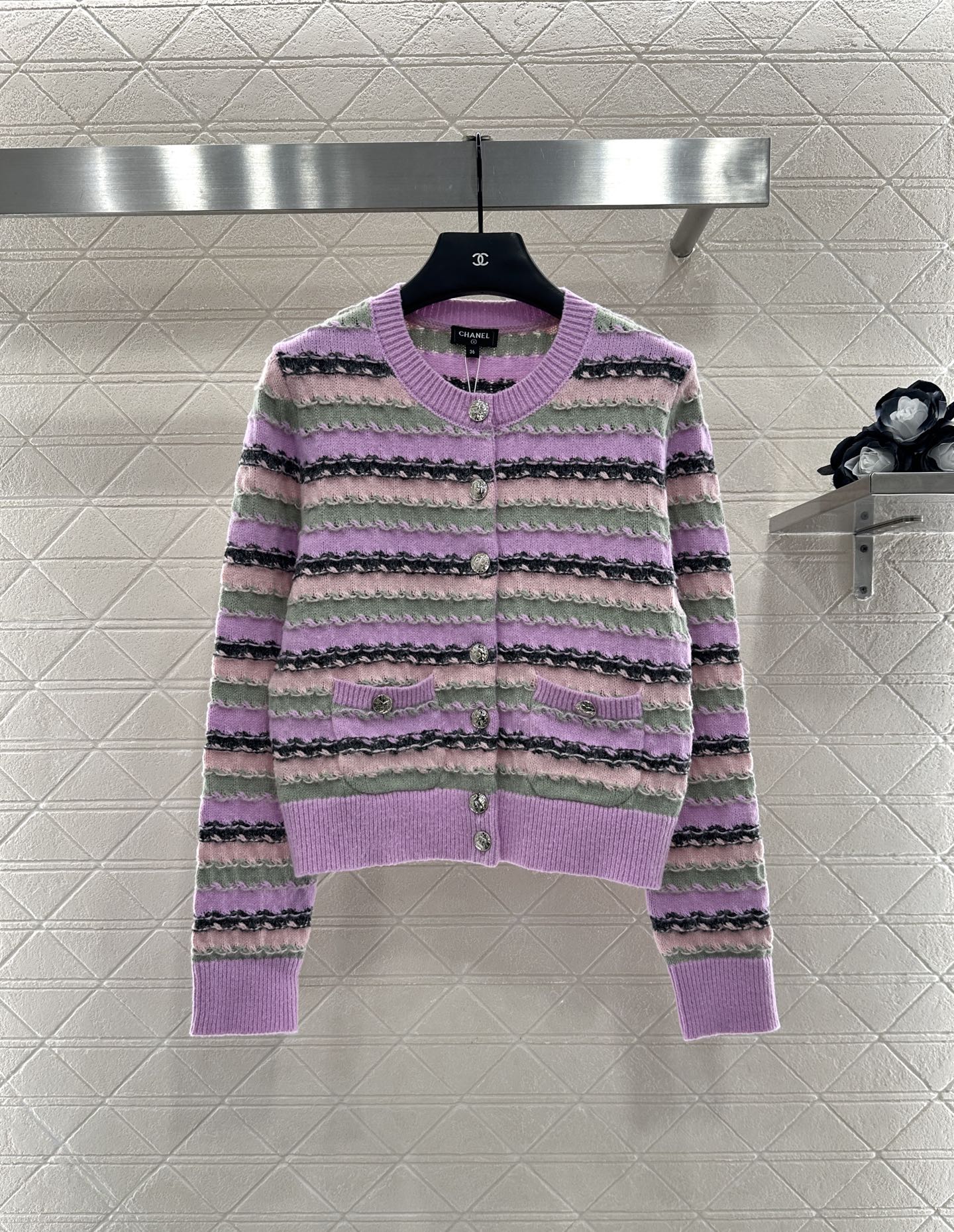 ♥Chane*♥2025新品上架
      条纹针织开衫
定制YB羊绒纱线织造 穿搭舒适 柔软细腻 圆