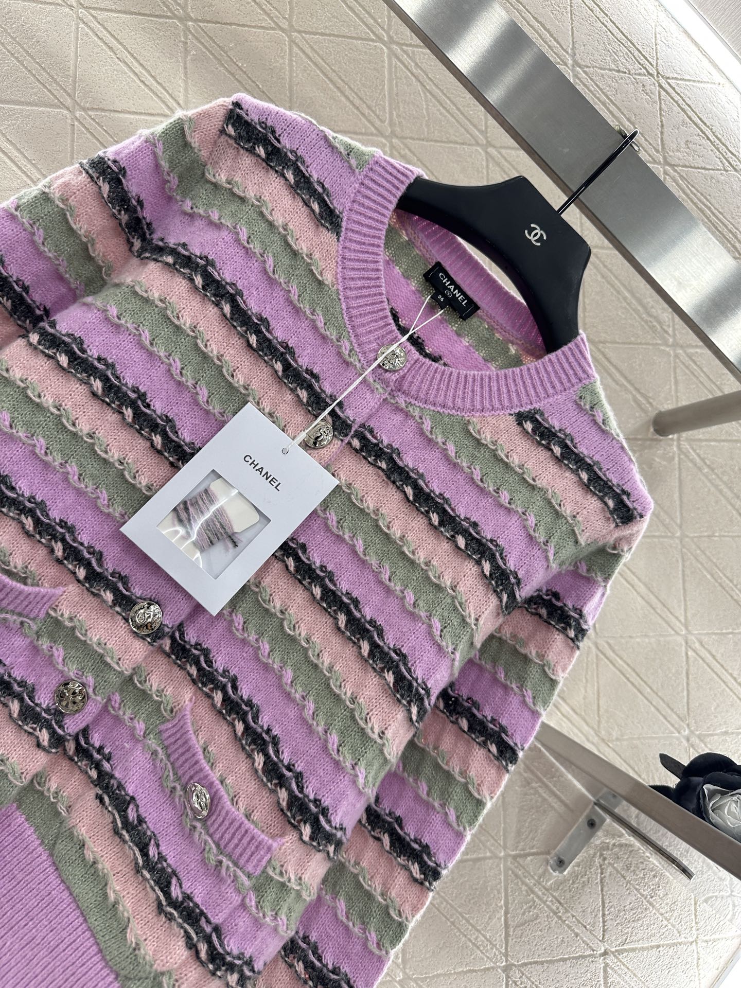 ♥Chane*♥2025新品上架
      条纹针织开衫
定制YB羊绒纱线织造 穿搭舒适 柔软细腻 圆