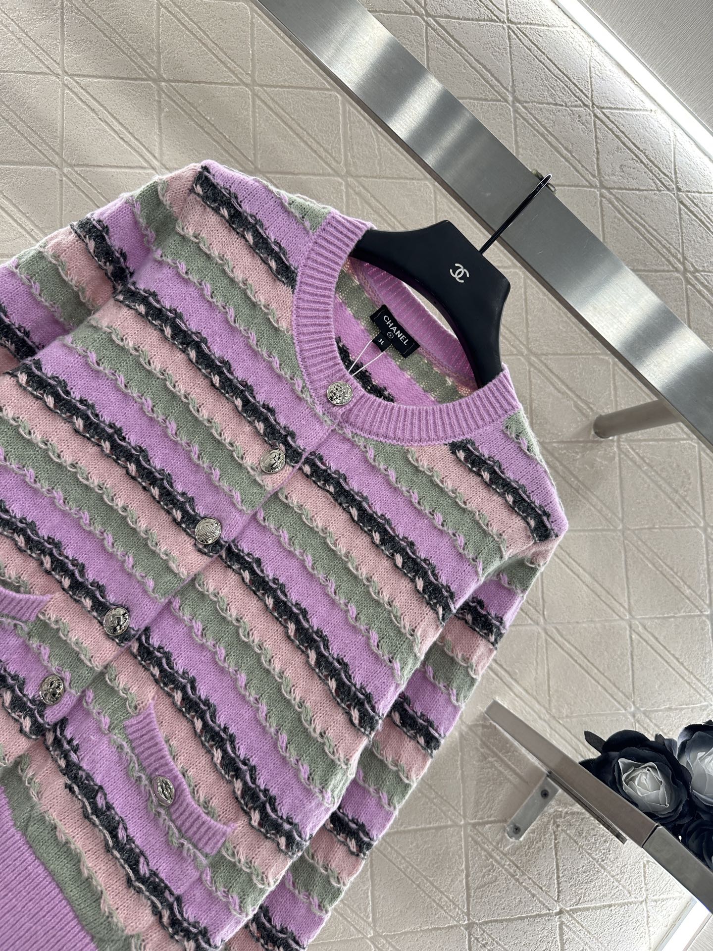 ♥Chane*♥2025新品上架
      条纹针织开衫
定制YB羊绒纱线织造 穿搭舒适 柔软细腻 圆