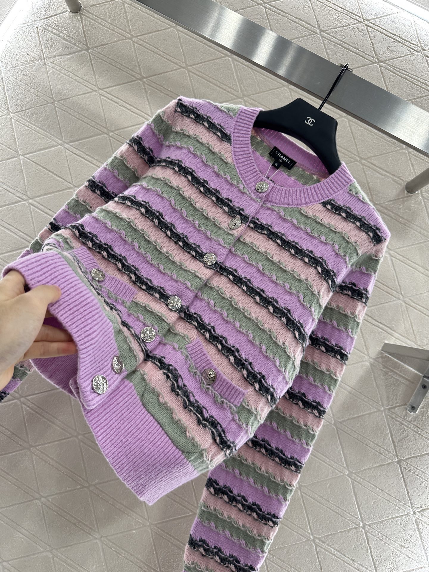 ♥Chane*♥2025新品上架
      条纹针织开衫
定制YB羊绒纱线织造 穿搭舒适 柔软细腻 圆