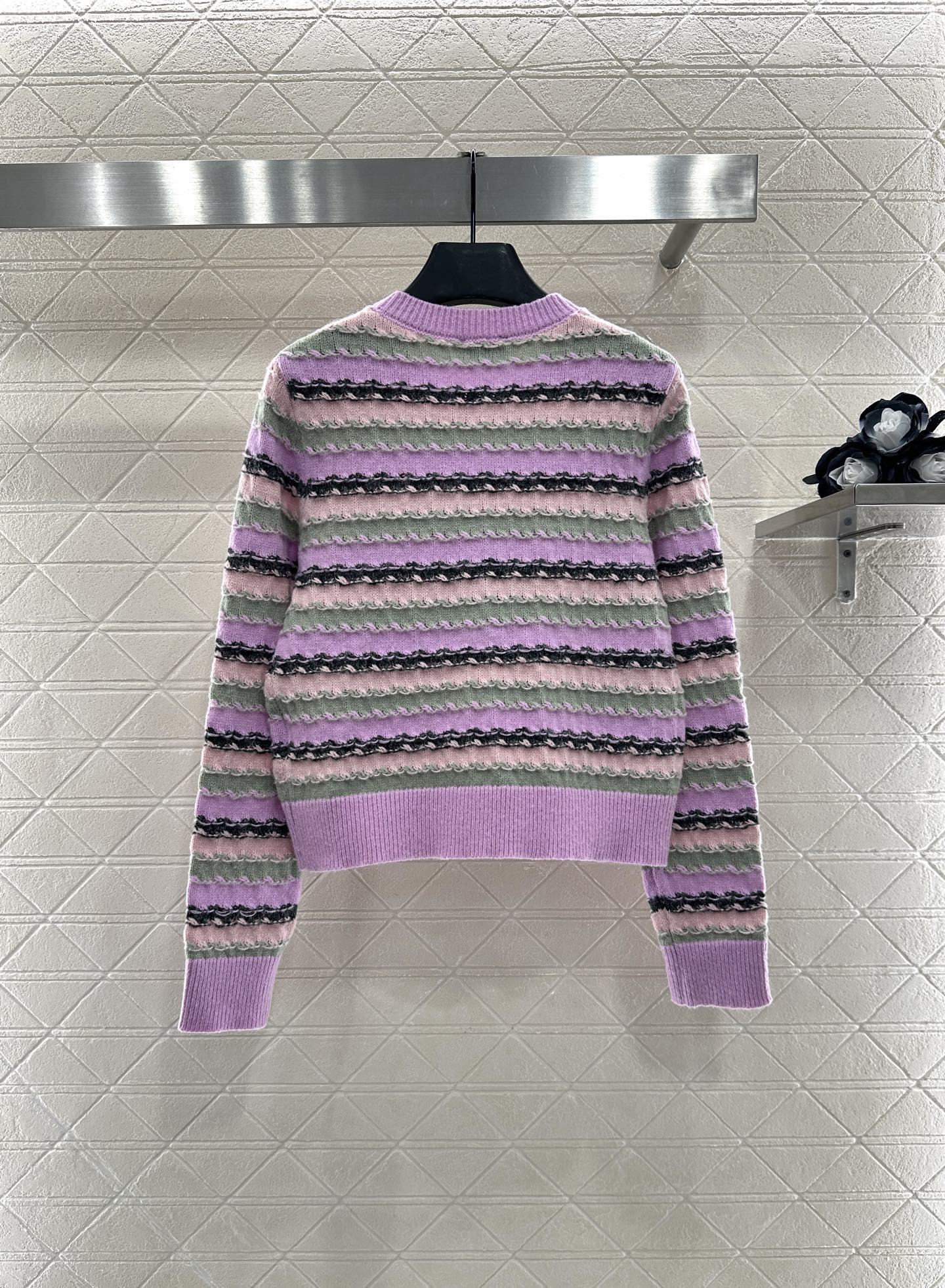 ♥Chane*♥2025新品上架
      条纹针织开衫
定制YB羊绒纱线织造 穿搭舒适 柔软细腻 圆