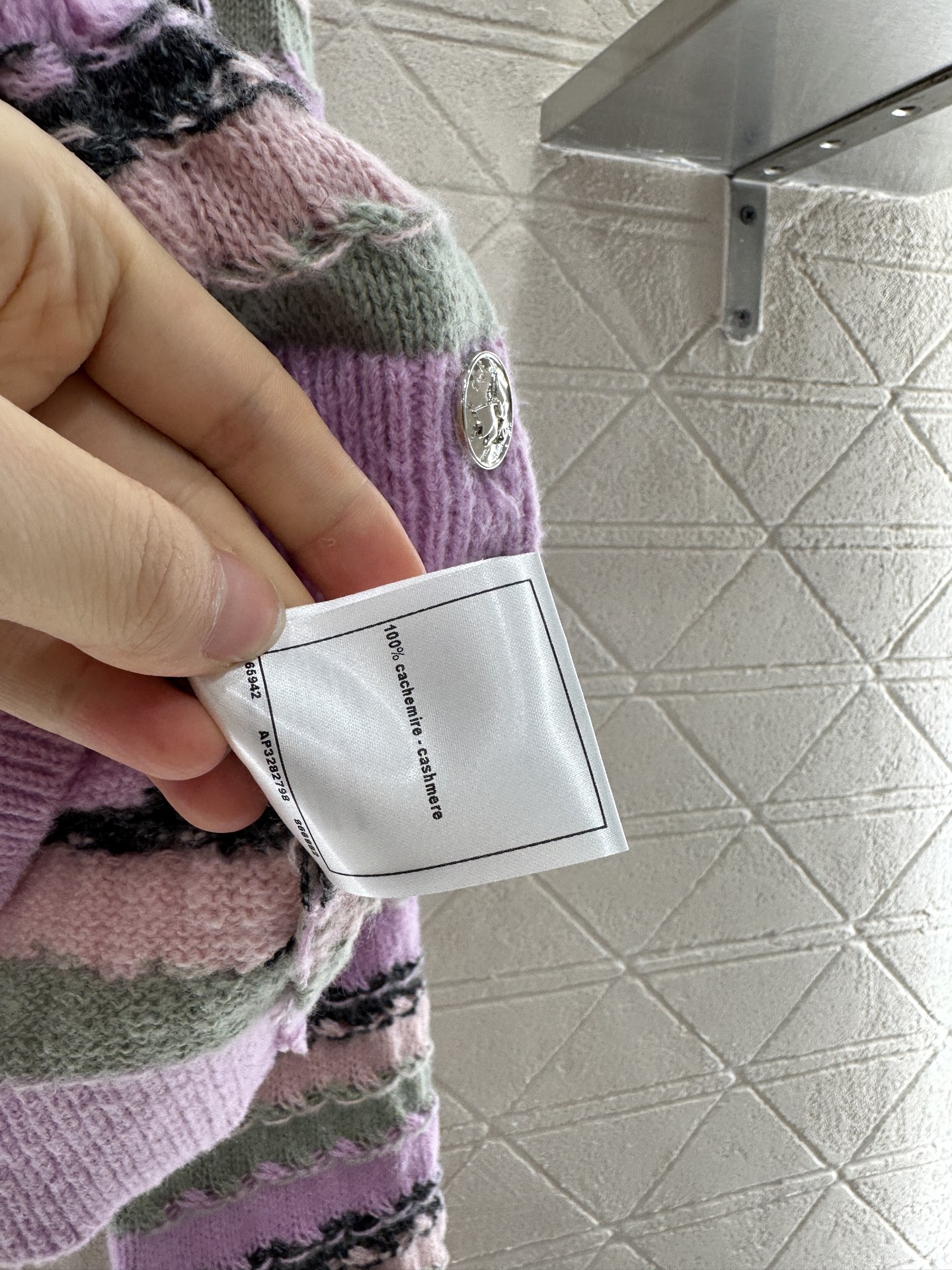 ♥Chane*♥2025新品上架
      条纹针织开衫
定制YB羊绒纱线织造 穿搭舒适 柔软细腻 圆