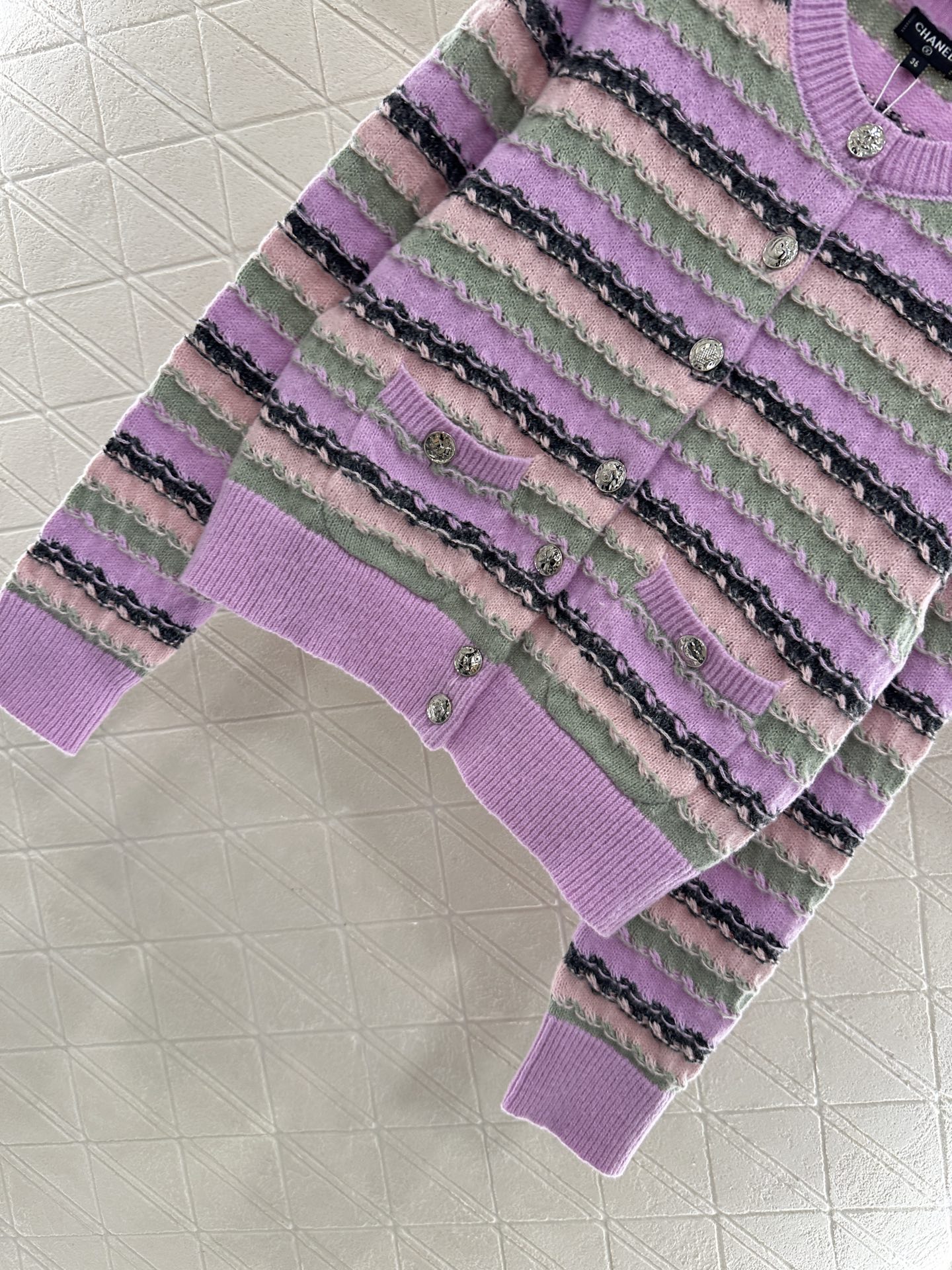 ♥Chane*♥2025新品上架
      条纹针织开衫
定制YB羊绒纱线织造 穿搭舒适 柔软细腻 圆