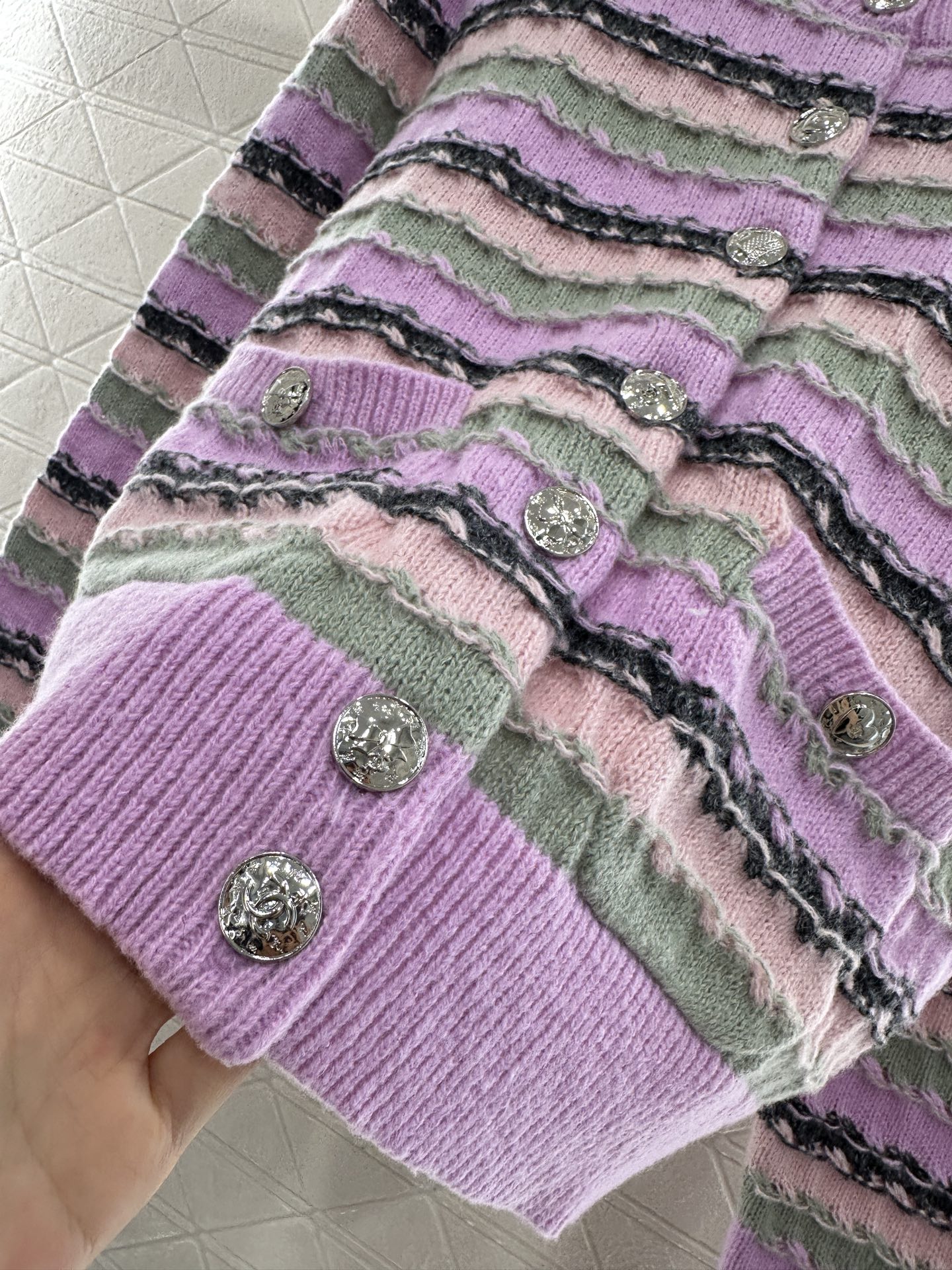 ♥Chane*♥2025新品上架
      条纹针织开衫
定制YB羊绒纱线织造 穿搭舒适 柔软细腻 圆