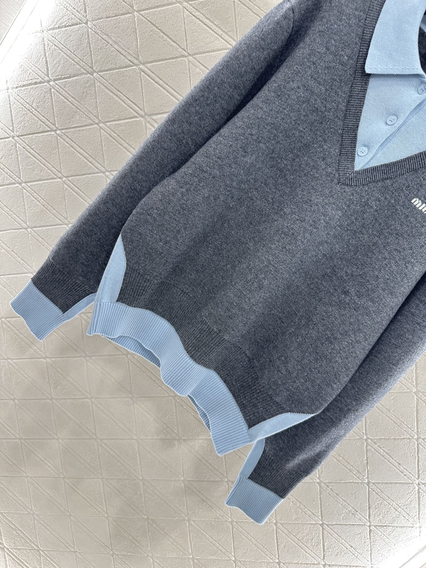 ♥Miumi*♥2025新品上架
   撞色假两件针织上衣
定制YB羊绒羊毛纱线织造 亲肤舒适 柔软有质