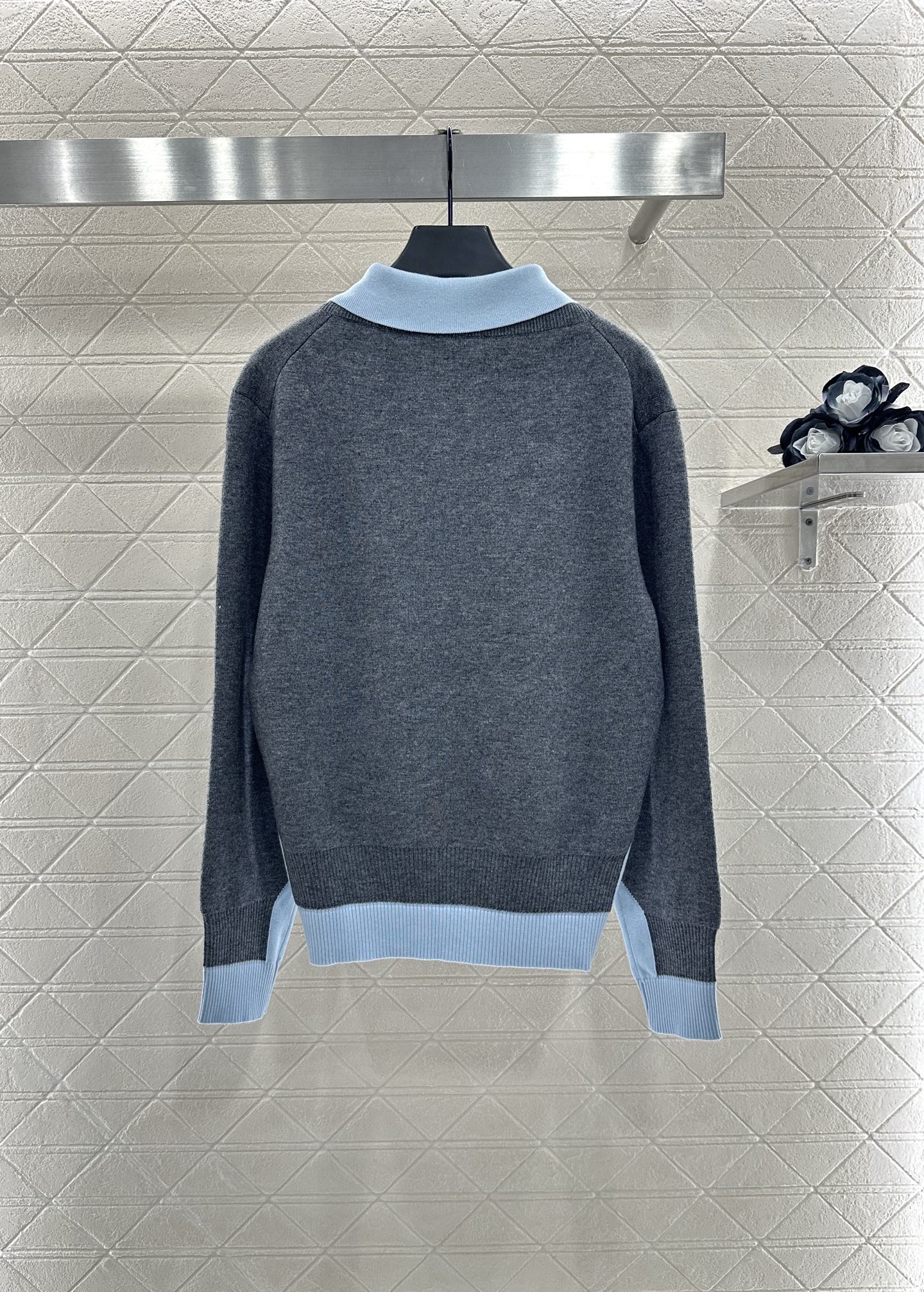 ♥Miumi*♥2025新品上架
   撞色假两件针织上衣
定制YB羊绒羊毛纱线织造 亲肤舒适 柔软有质