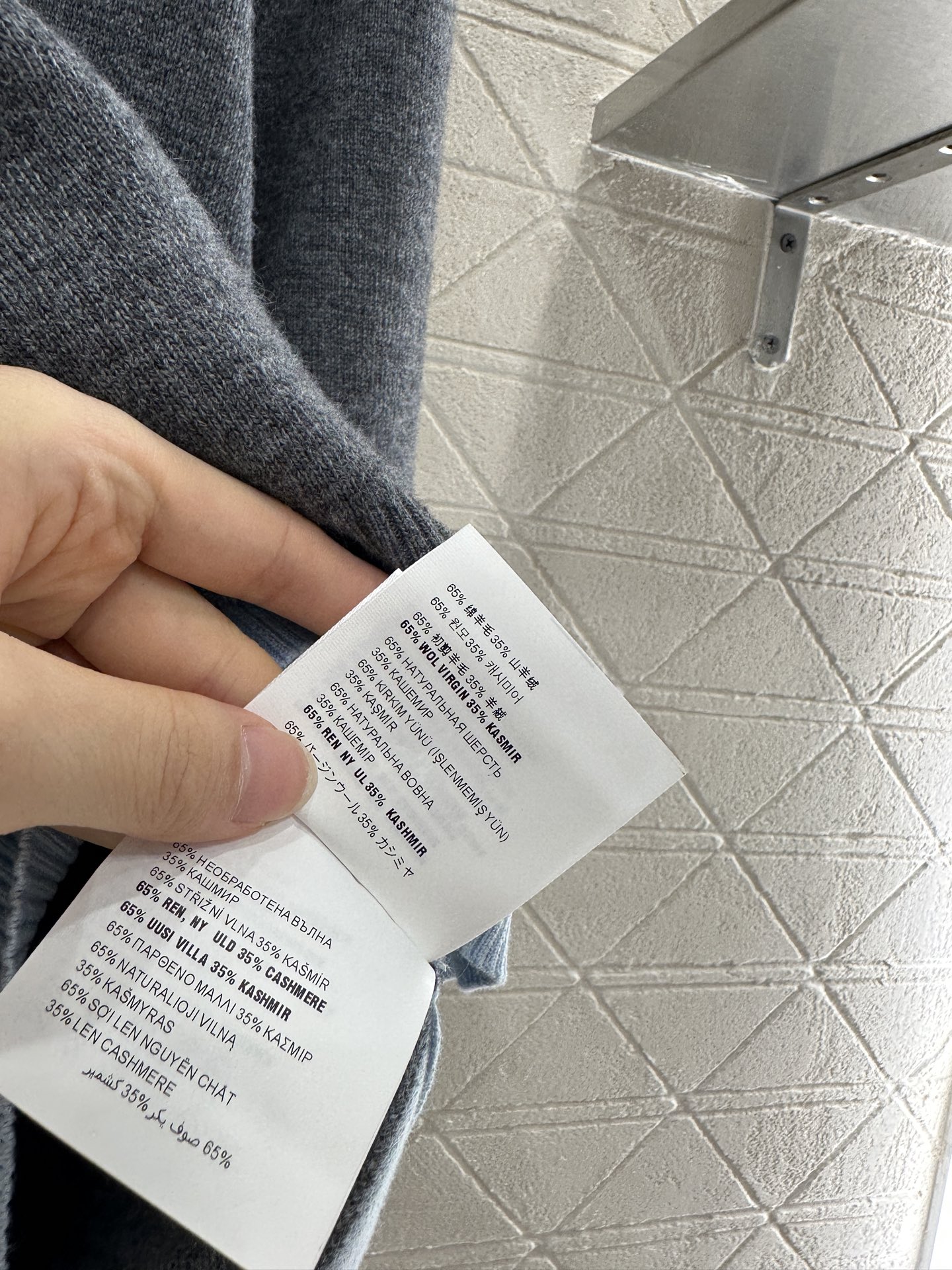 ♥Miumi*♥2025新品上架
   撞色假两件针织上衣
定制YB羊绒羊毛纱线织造 亲肤舒适 柔软有质