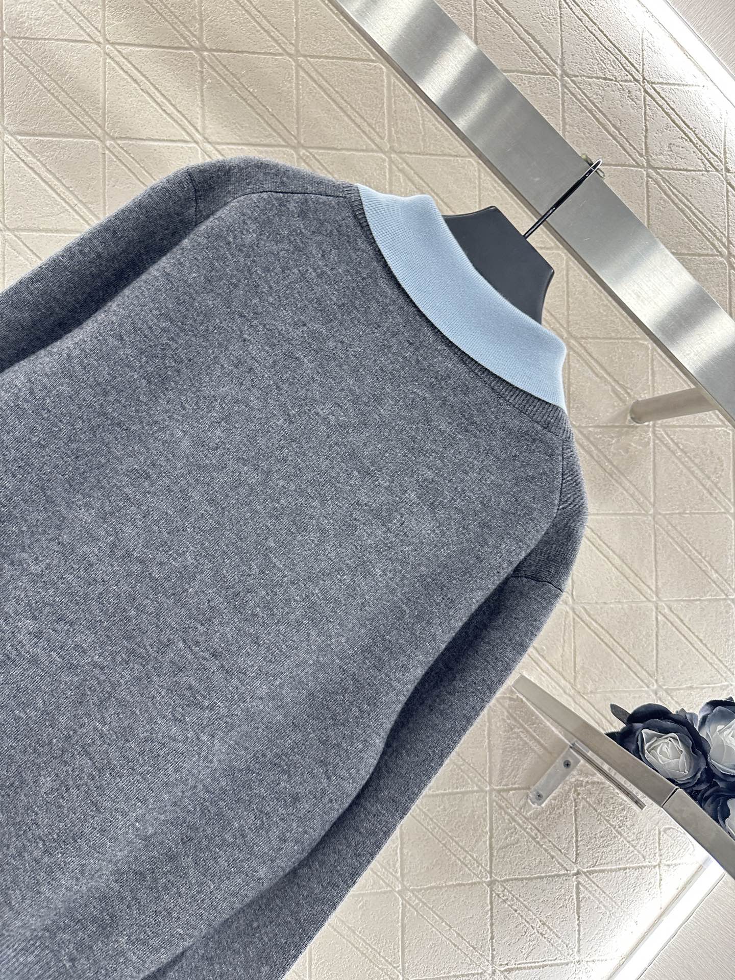 ♥Miumi*♥2025新品上架
   撞色假两件针织上衣
定制YB羊绒羊毛纱线织造 亲肤舒适 柔软有质