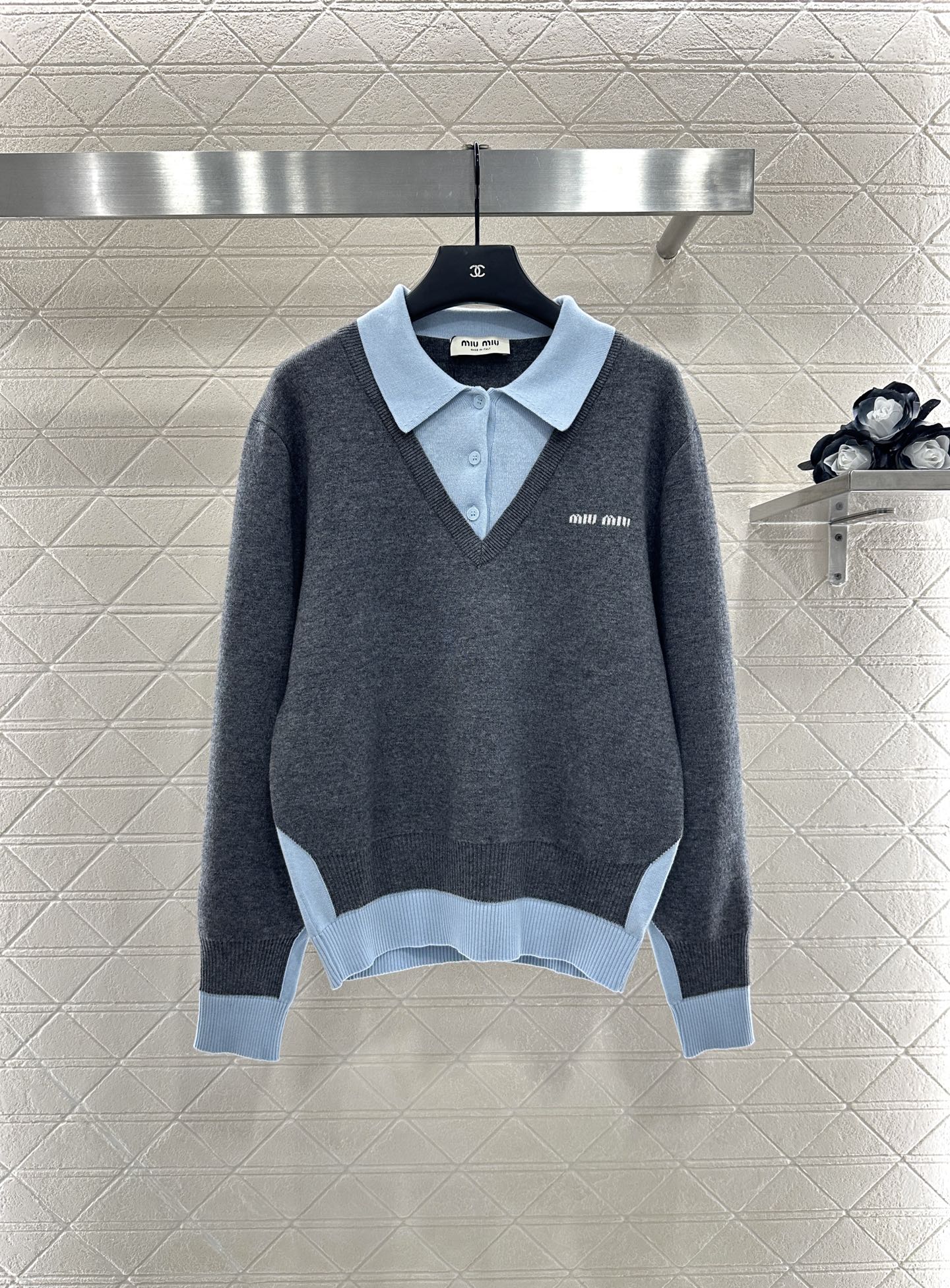 ♥Miumi*♥2025新品上架
   撞色假两件针织上衣
定制YB羊绒羊毛纱线织造 亲肤舒适 柔软有质