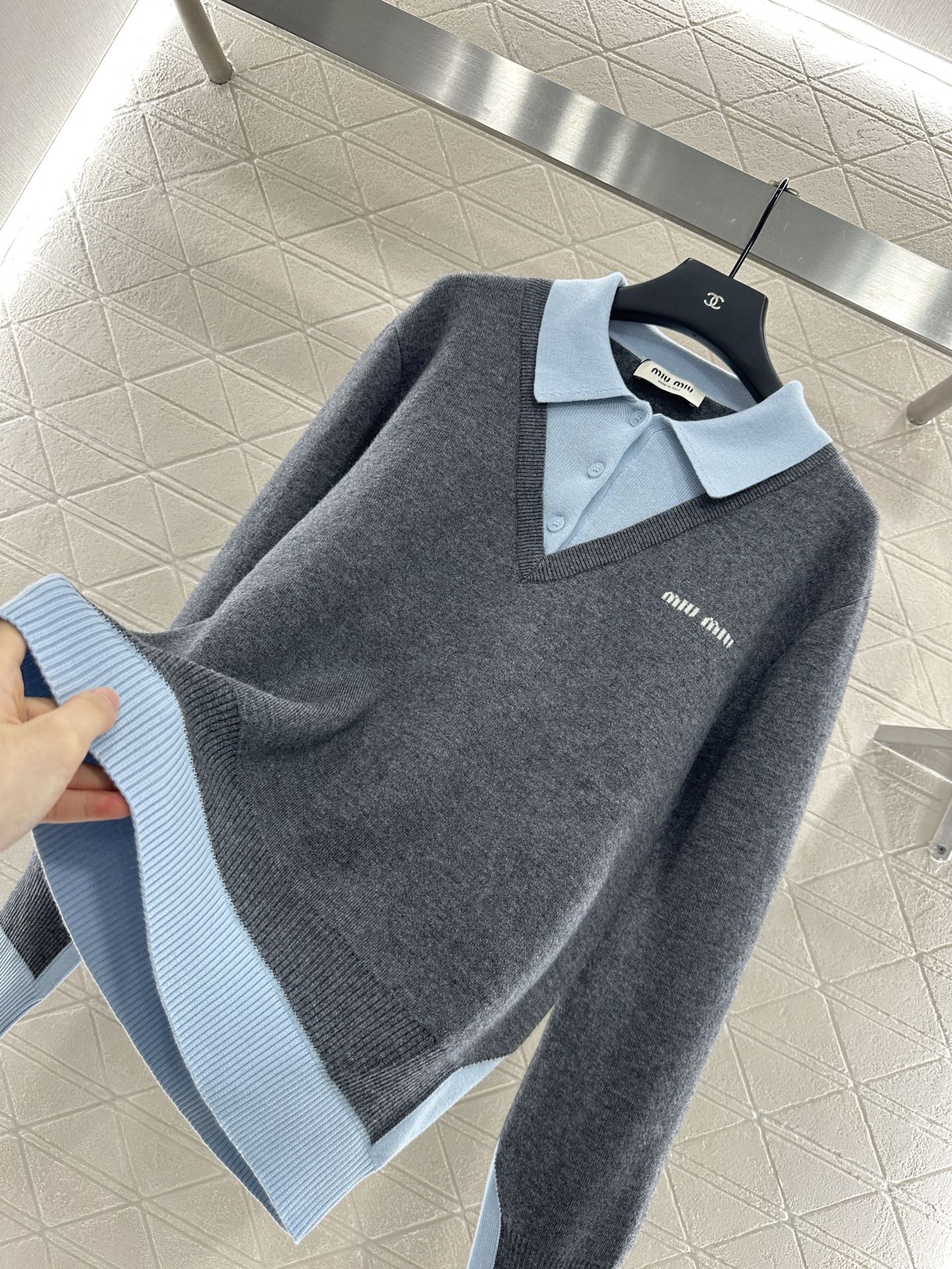 ♥Miumi*♥2025新品上架
   撞色假两件针织上衣
定制YB羊绒羊毛纱线织造 亲肤舒适 柔软有质