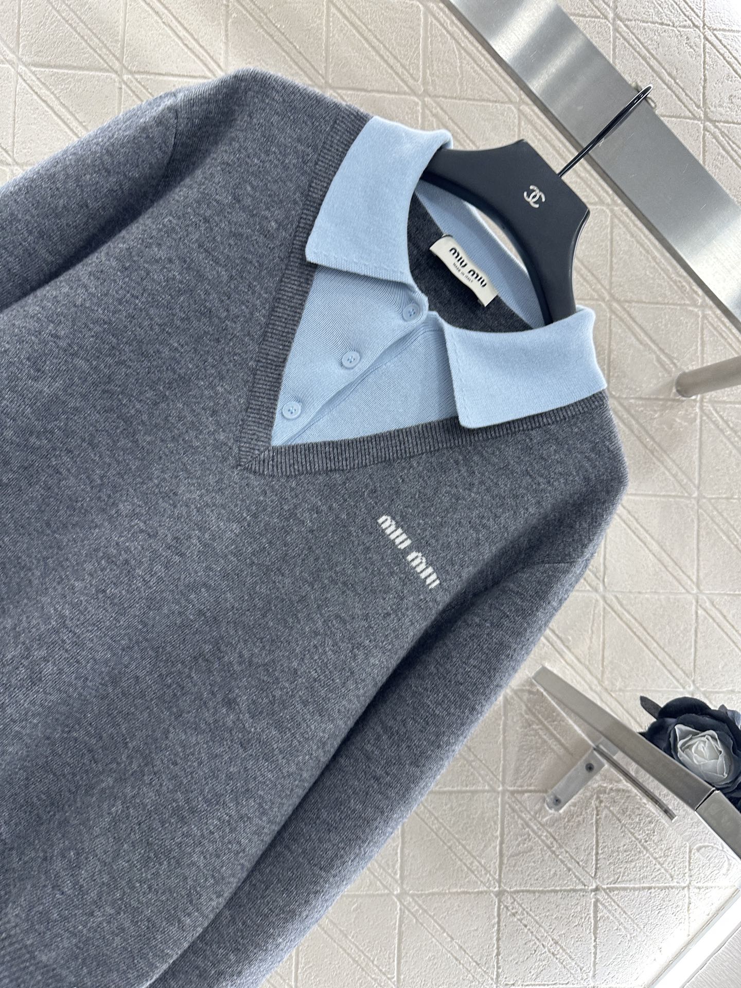 ♥Miumi*♥2025新品上架
   撞色假两件针织上衣
定制YB羊绒羊毛纱线织造 亲肤舒适 柔软有质