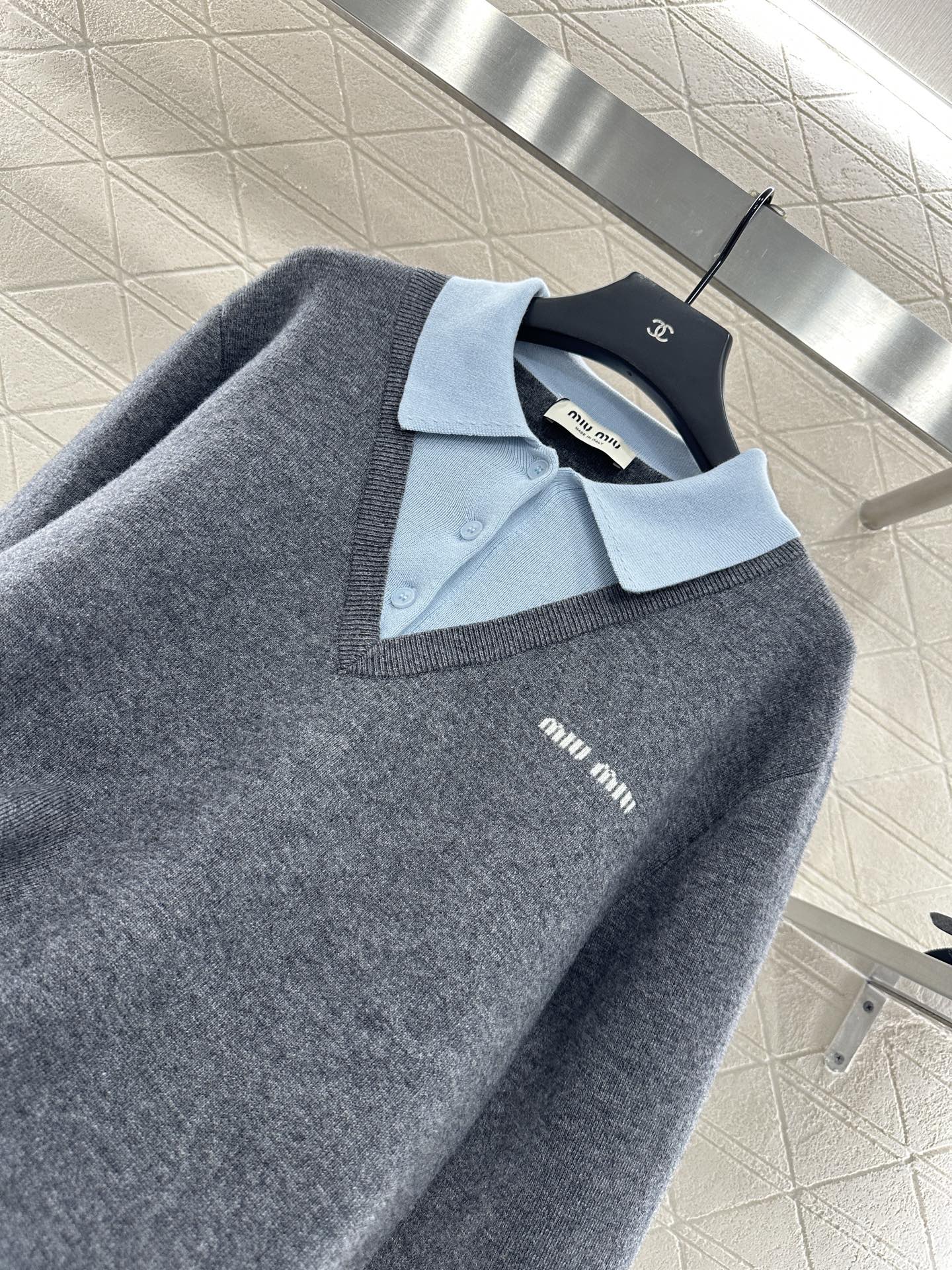 ♥Miumi*♥2025新品上架
   撞色假两件针织上衣
定制YB羊绒羊毛纱线织造 亲肤舒适 柔软有质