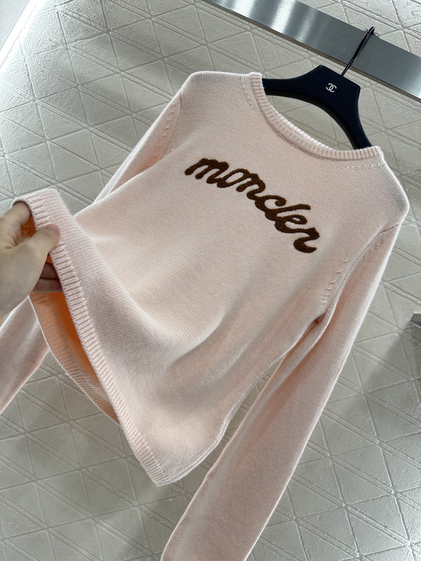 ♥Moncle*♥2025新品上架
      钩花字母针织毛衣
定制YB羊绒羊毛纱线织造 柔软舒适 洋