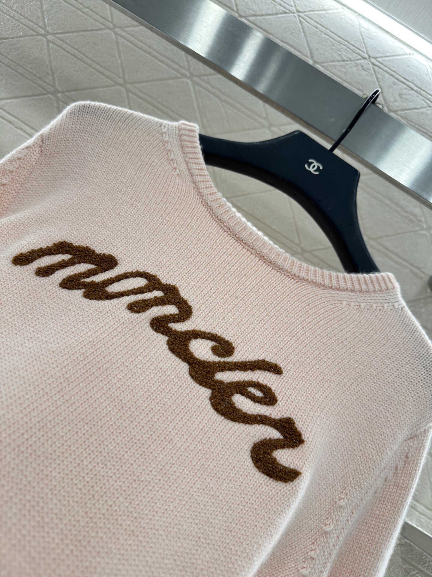 ♥Moncle*♥2025新品上架
      钩花字母针织毛衣
定制YB羊绒羊毛纱线织造 柔软舒适 洋