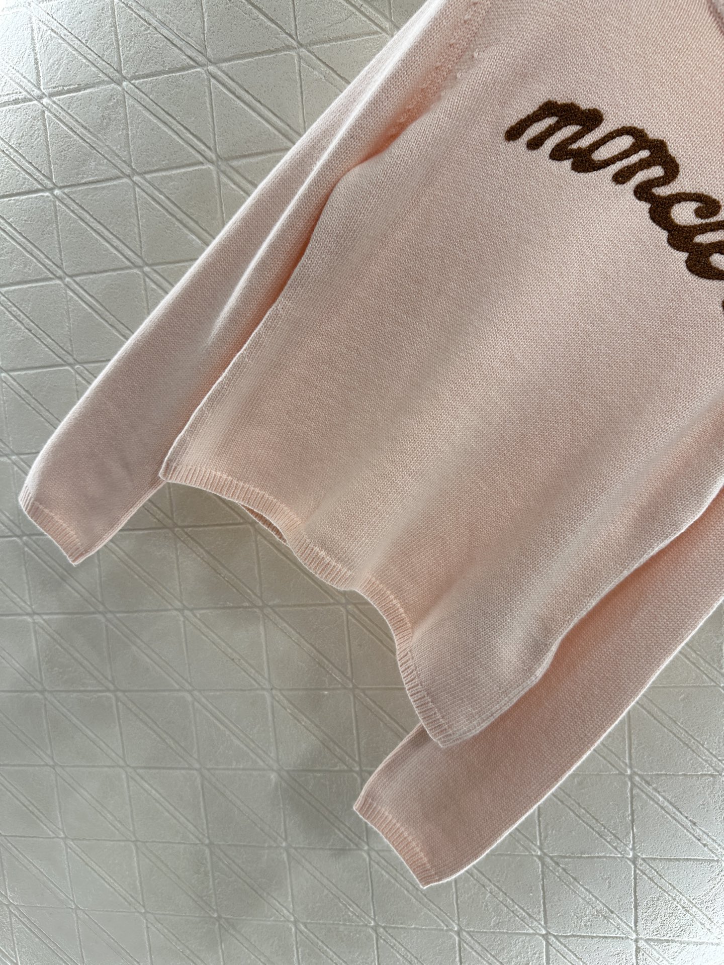 ♥Moncle*♥2025新品上架
      钩花字母针织毛衣
定制YB羊绒羊毛纱线织造 柔软舒适 洋