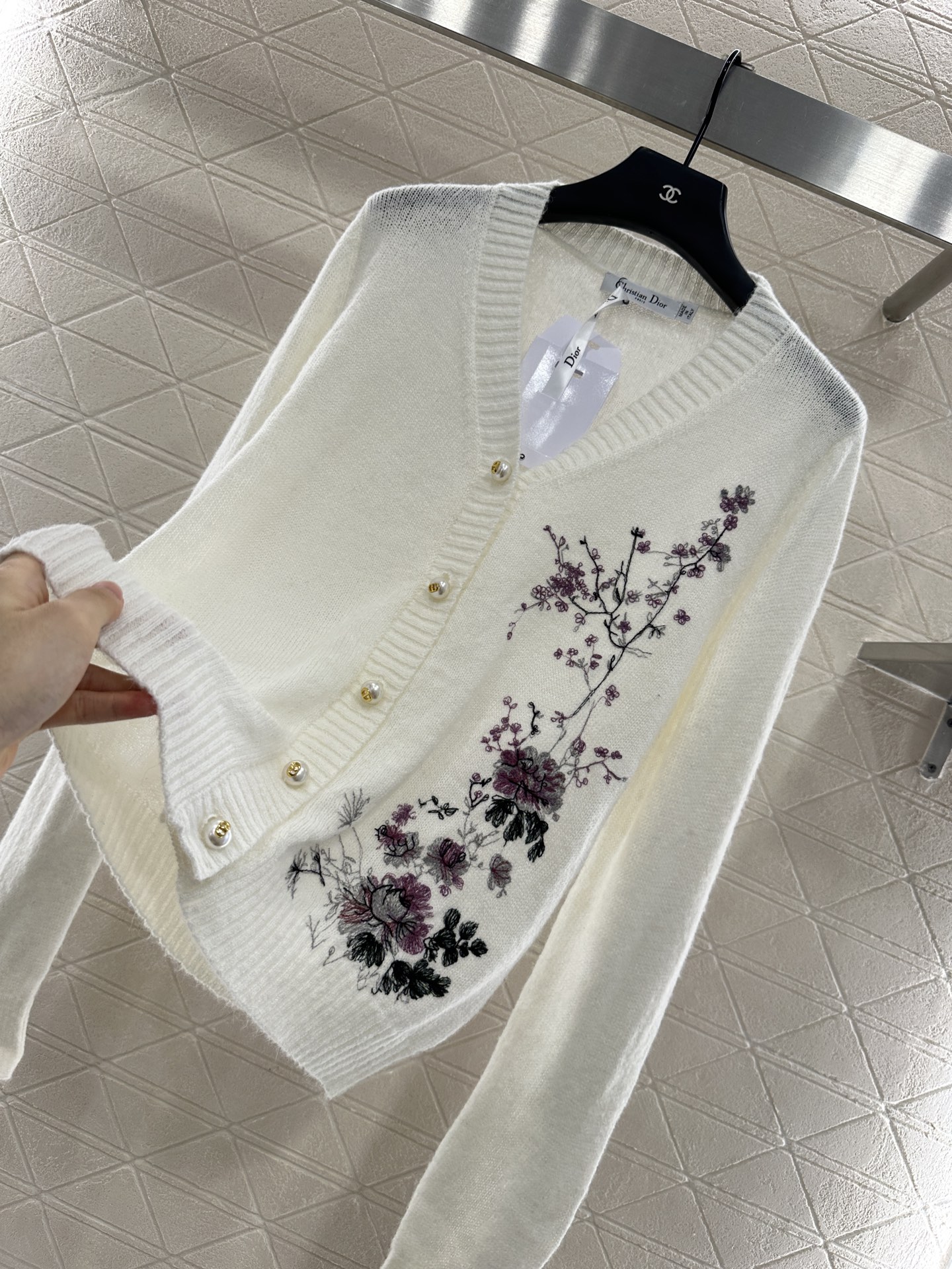 ♥Dio*♥2025新品上架
   重工刺绣针织开衫
定制YB进口马海毛纱线织造 密度细针织造 清晰毛感