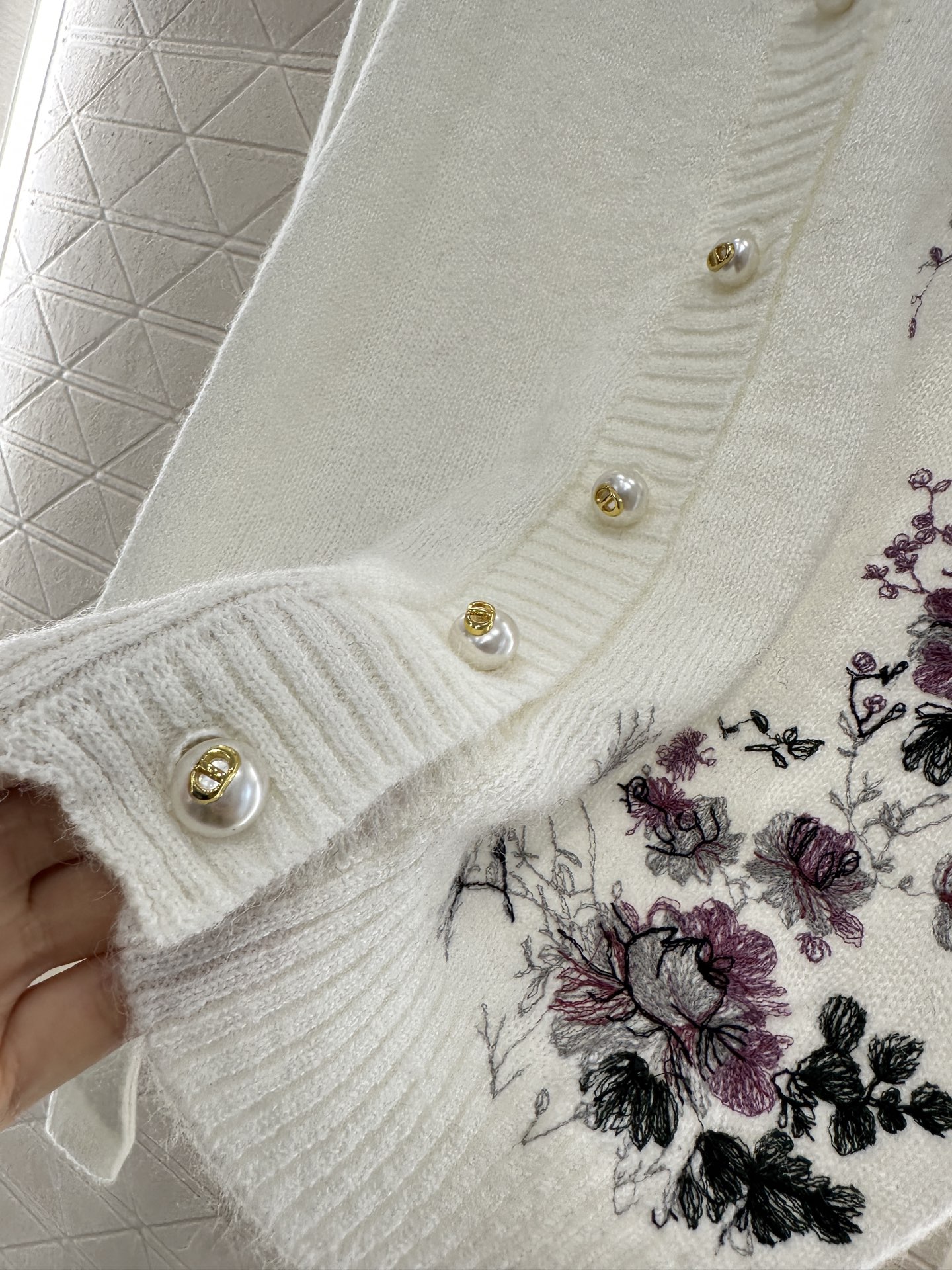 ♥Dio*♥2025新品上架
   重工刺绣针织开衫
定制YB进口马海毛纱线织造 密度细针织造 清晰毛感