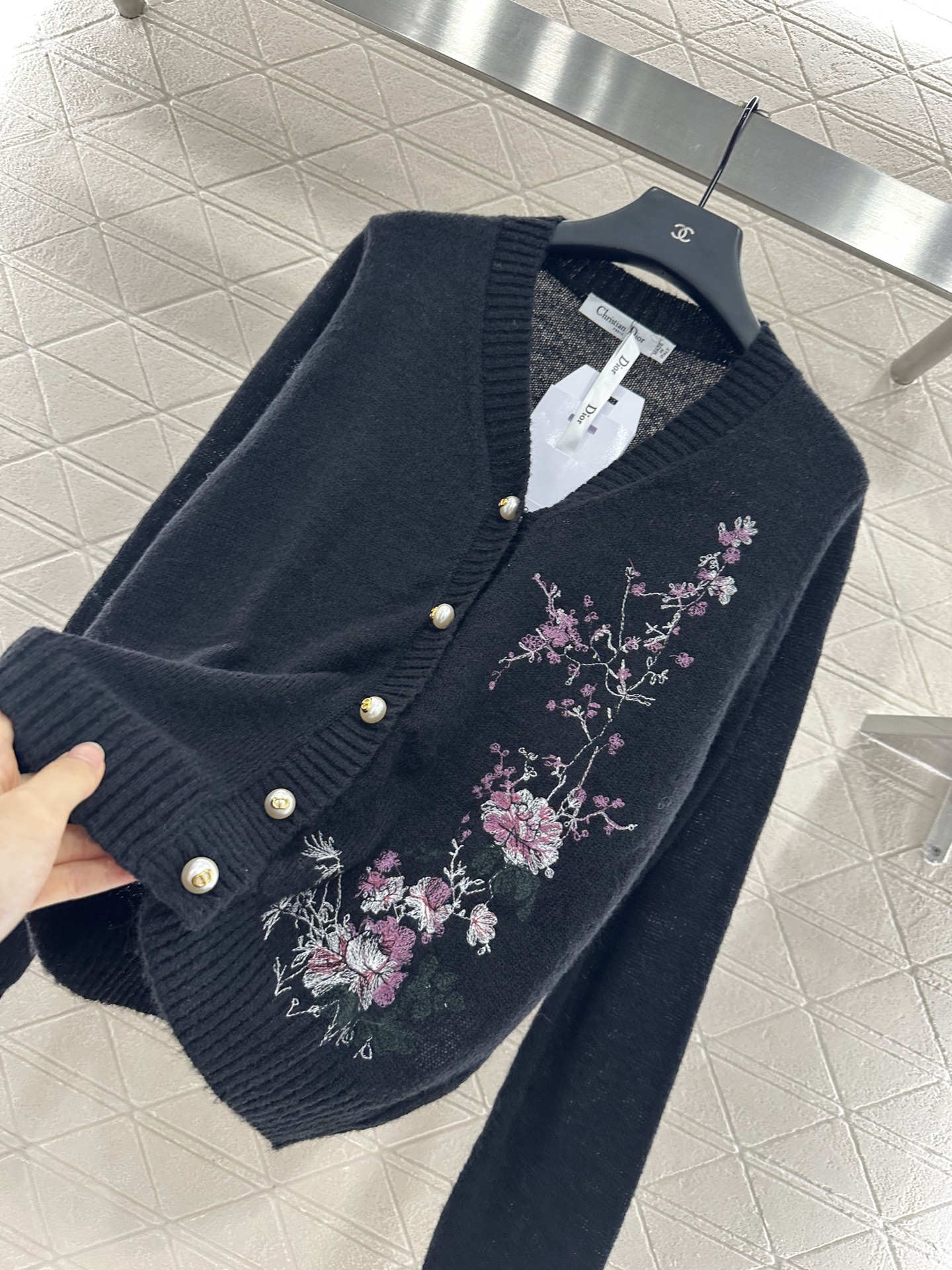 ♥Dio*♥2025新品上架
   重工刺绣针织开衫
定制YB进口马海毛纱线织造 密度细针织造 清晰毛感