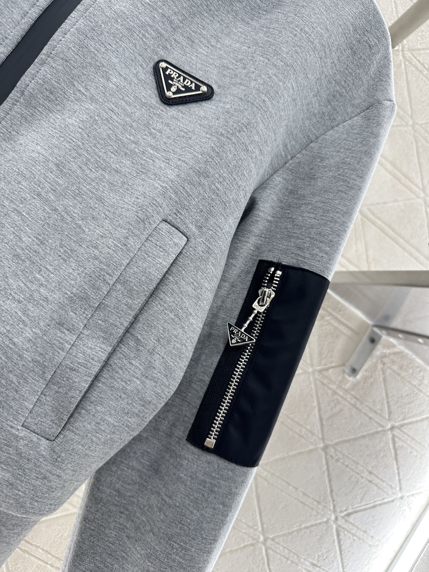 ♥Prad*♥2025新品上架
     连帽拉链外套
定制YB斜纹全棉材质 秋冬保暖厚度 舒适好穿 挺