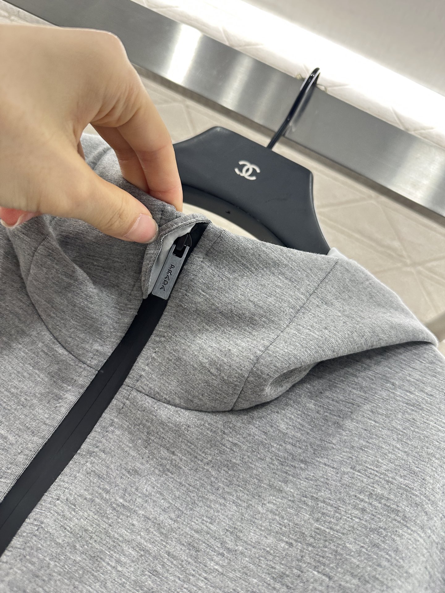 ♥Prad*♥2025新品上架
     连帽拉链外套
定制YB斜纹全棉材质 秋冬保暖厚度 舒适好穿 挺