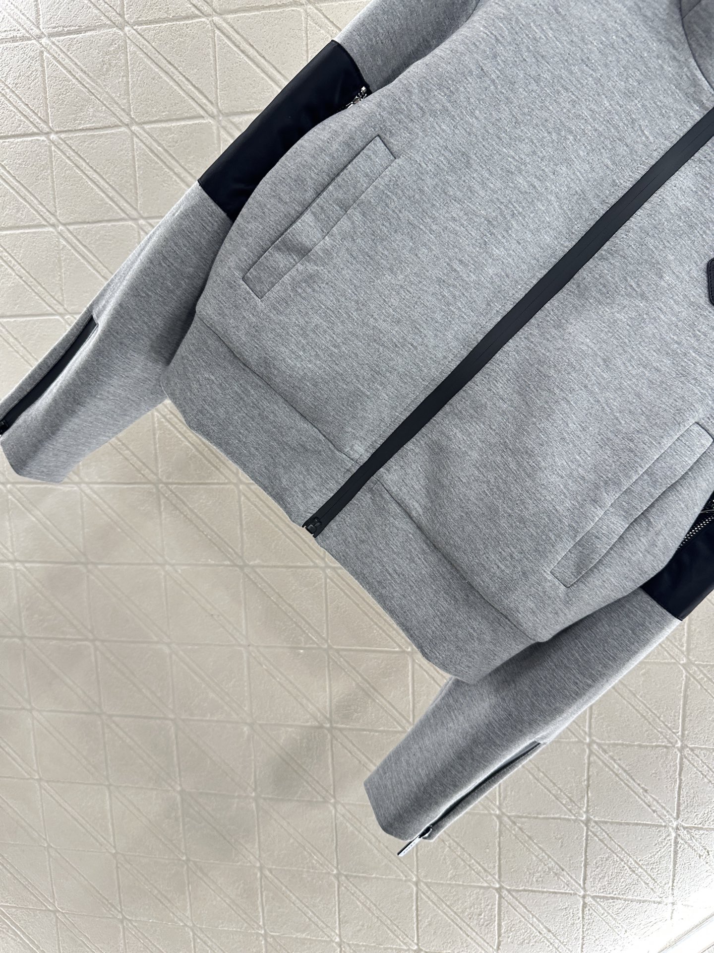 ♥Prad*♥2025新品上架
     连帽拉链外套
定制YB斜纹全棉材质 秋冬保暖厚度 舒适好穿 挺