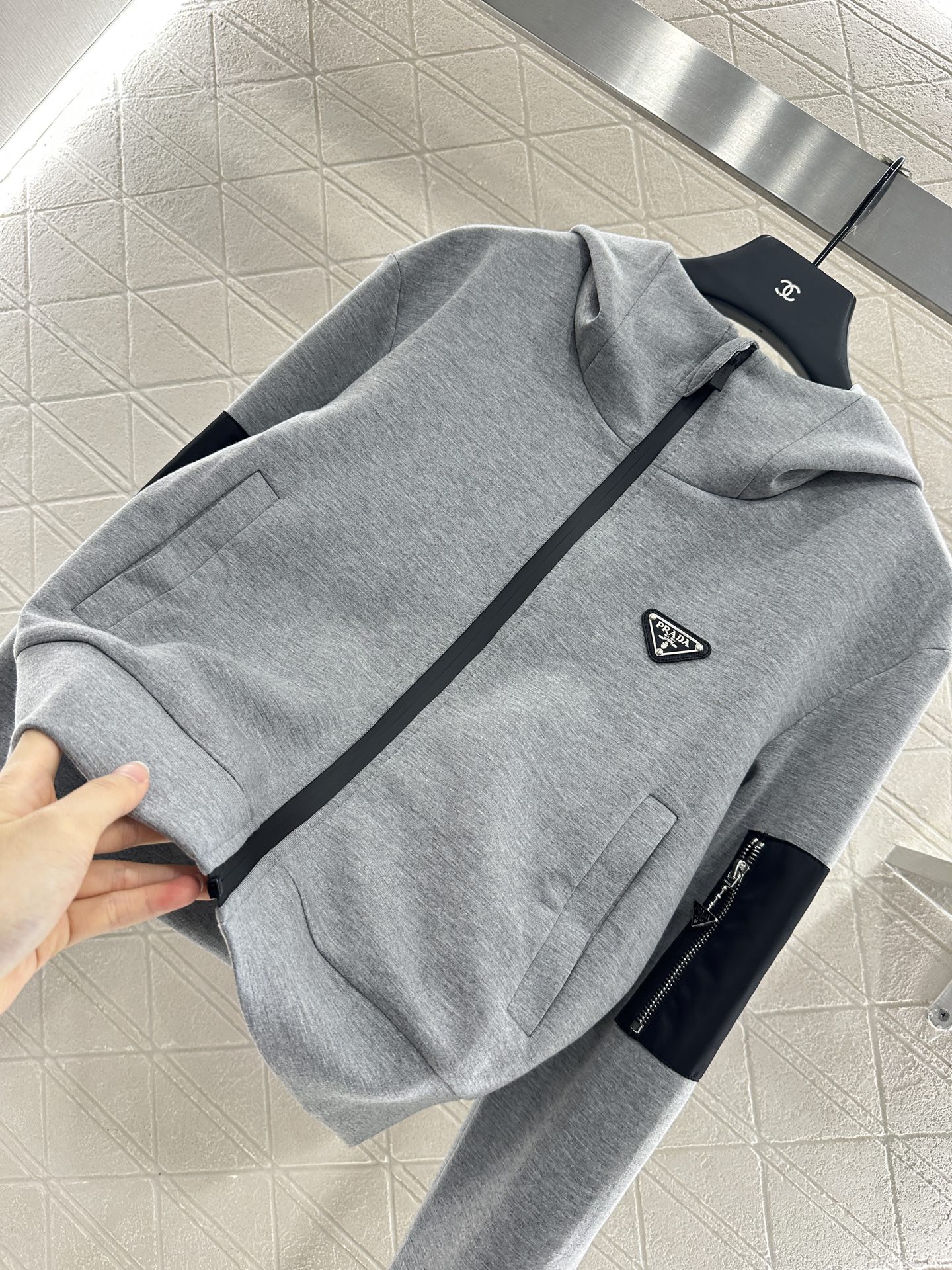 ♥Prad*♥2025新品上架
     连帽拉链外套
定制YB斜纹全棉材质 秋冬保暖厚度 舒适好穿 挺