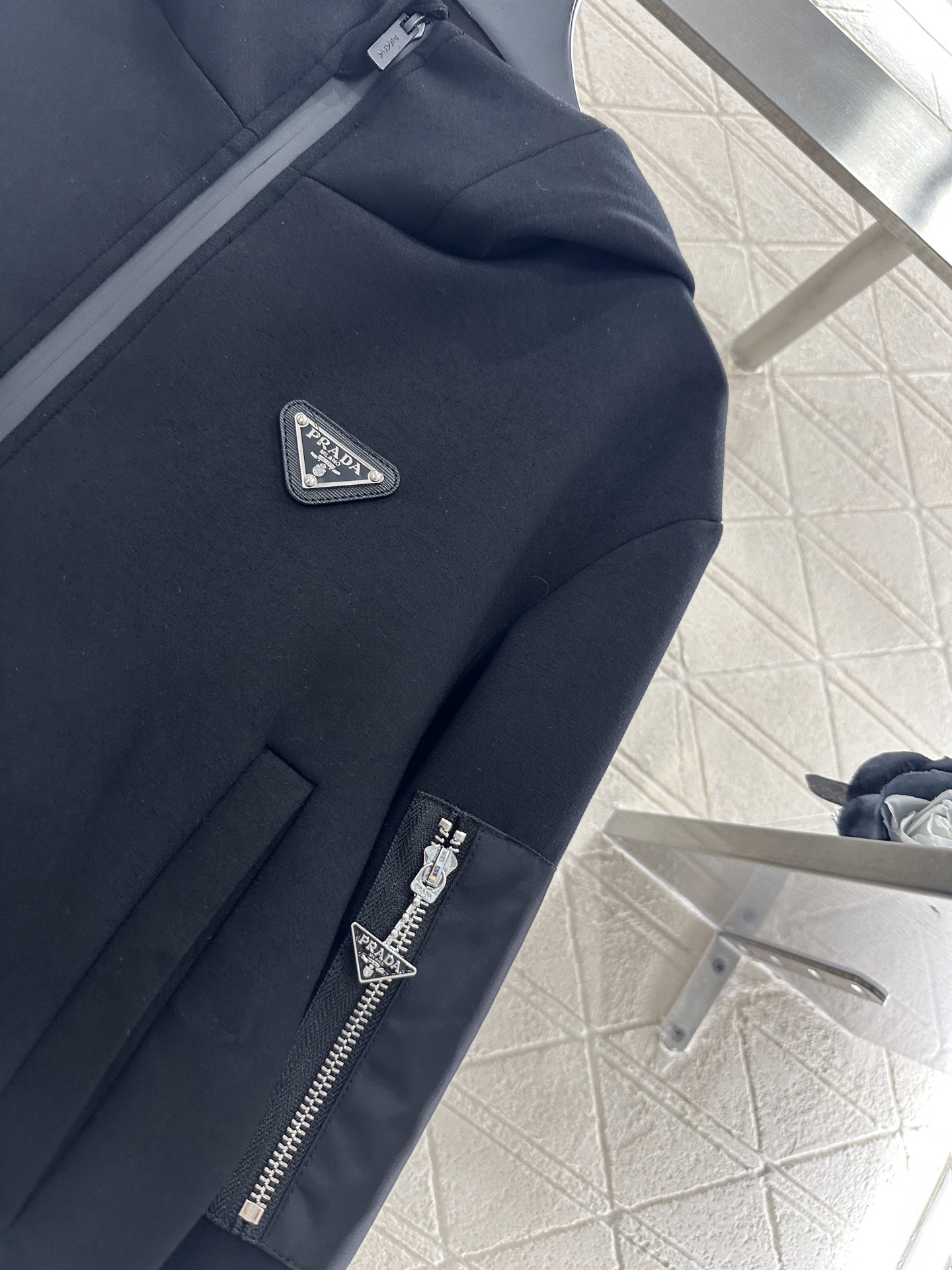 ♥Prad*♥2025新品上架
     连帽拉链外套
定制YB斜纹全棉材质 秋冬保暖厚度 舒适好穿 挺