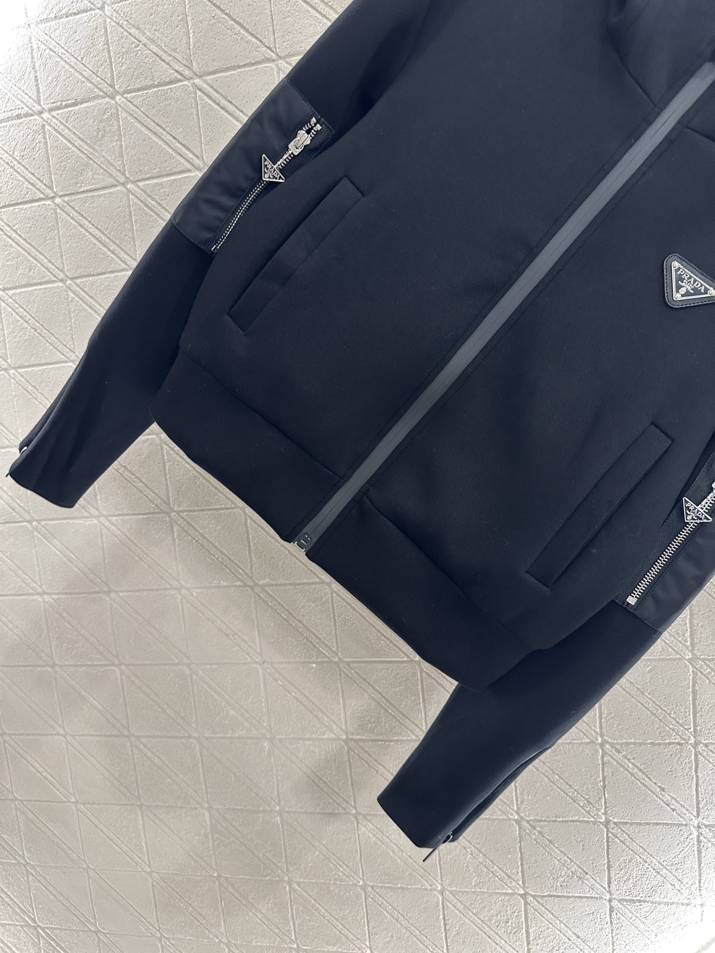 ♥Prad*♥2025新品上架
     连帽拉链外套
定制YB斜纹全棉材质 秋冬保暖厚度 舒适好穿 挺