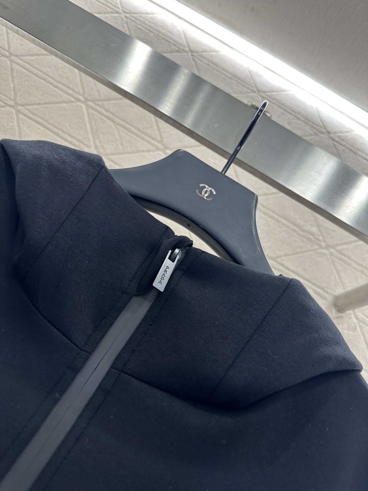 ♥Prad*♥2025新品上架
     连帽拉链外套
定制YB斜纹全棉材质 秋冬保暖厚度 舒适好穿 挺